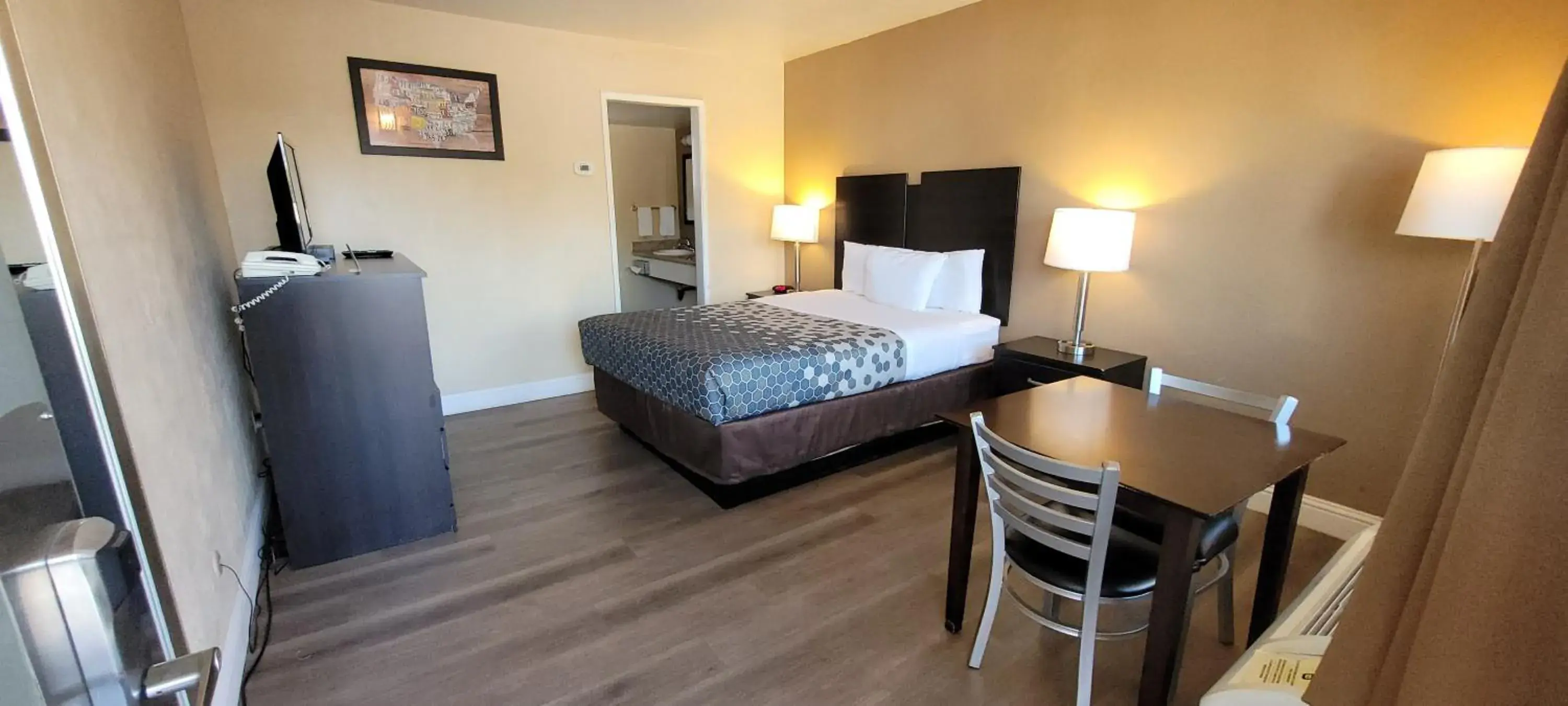 Queen Room - Smoking in Econo Lodge Sacramento Convention Center Queen Room - Smoking in Econo Lodge Sacramento Convention Center