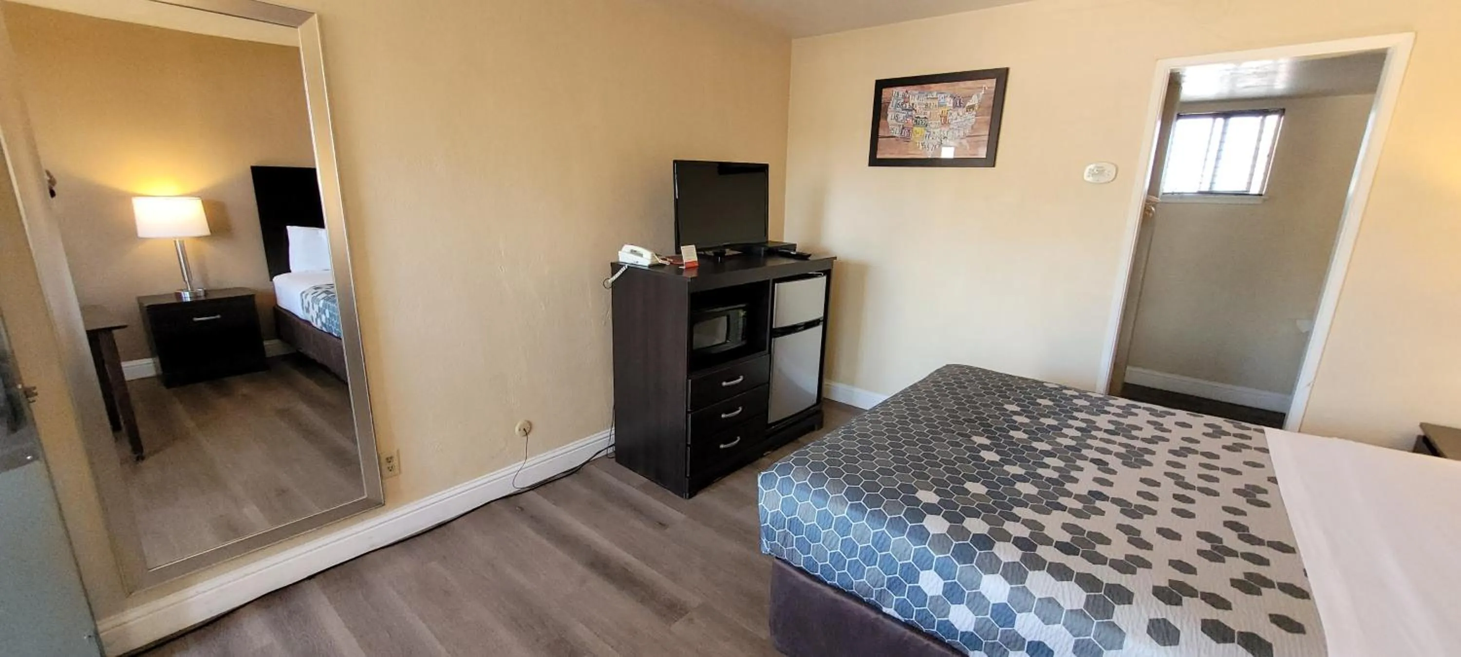 minibar, Bed in Econo Lodge Sacramento Convention Center