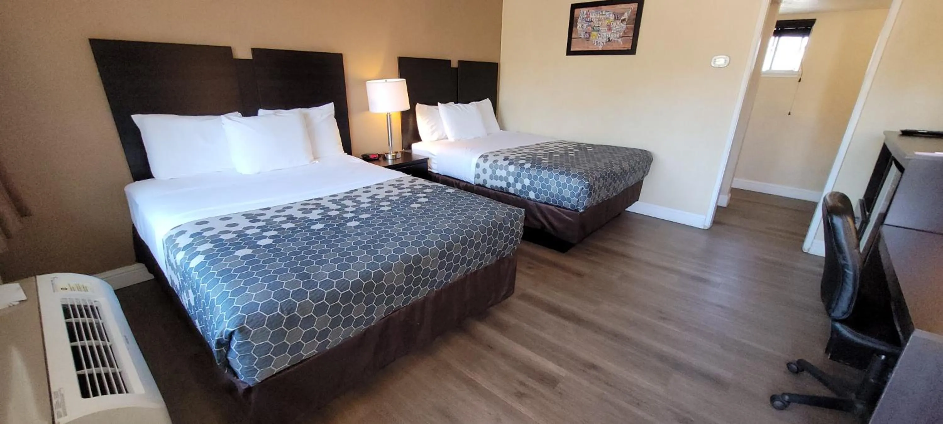 Bed in Econo Lodge Sacramento Convention Center