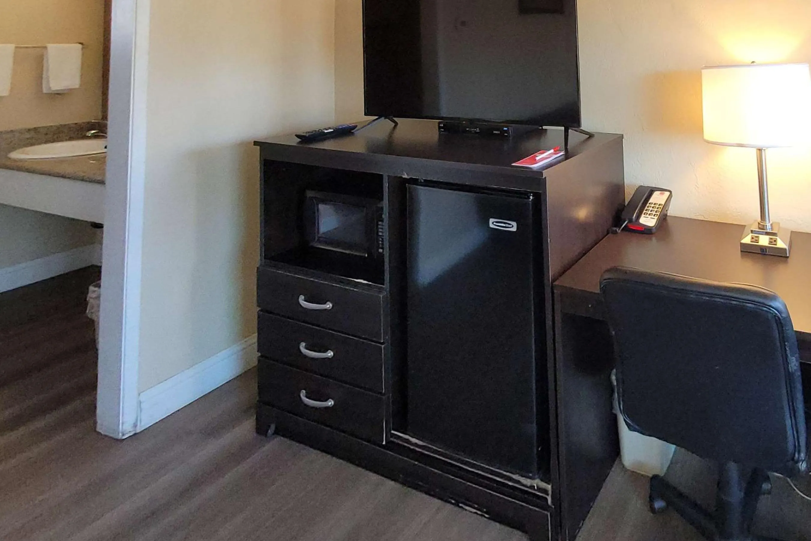 Bedroom in Econo Lodge Sacramento Convention Center