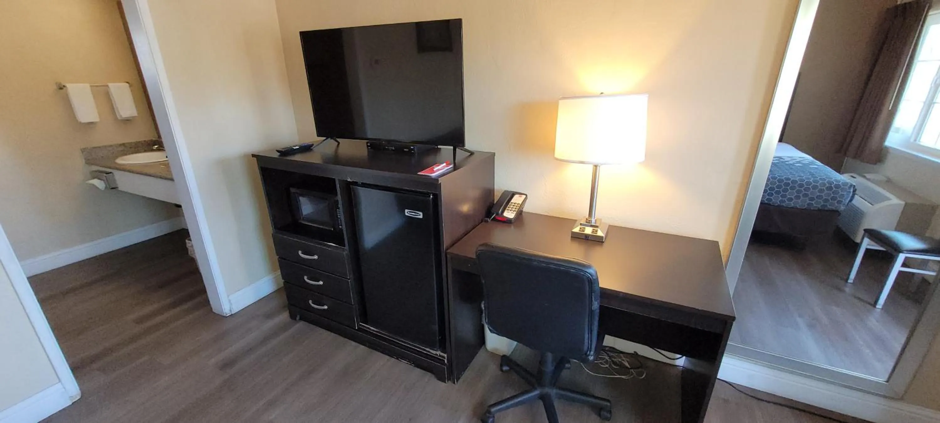 TV and multimedia in Econo Lodge Sacramento Convention Center