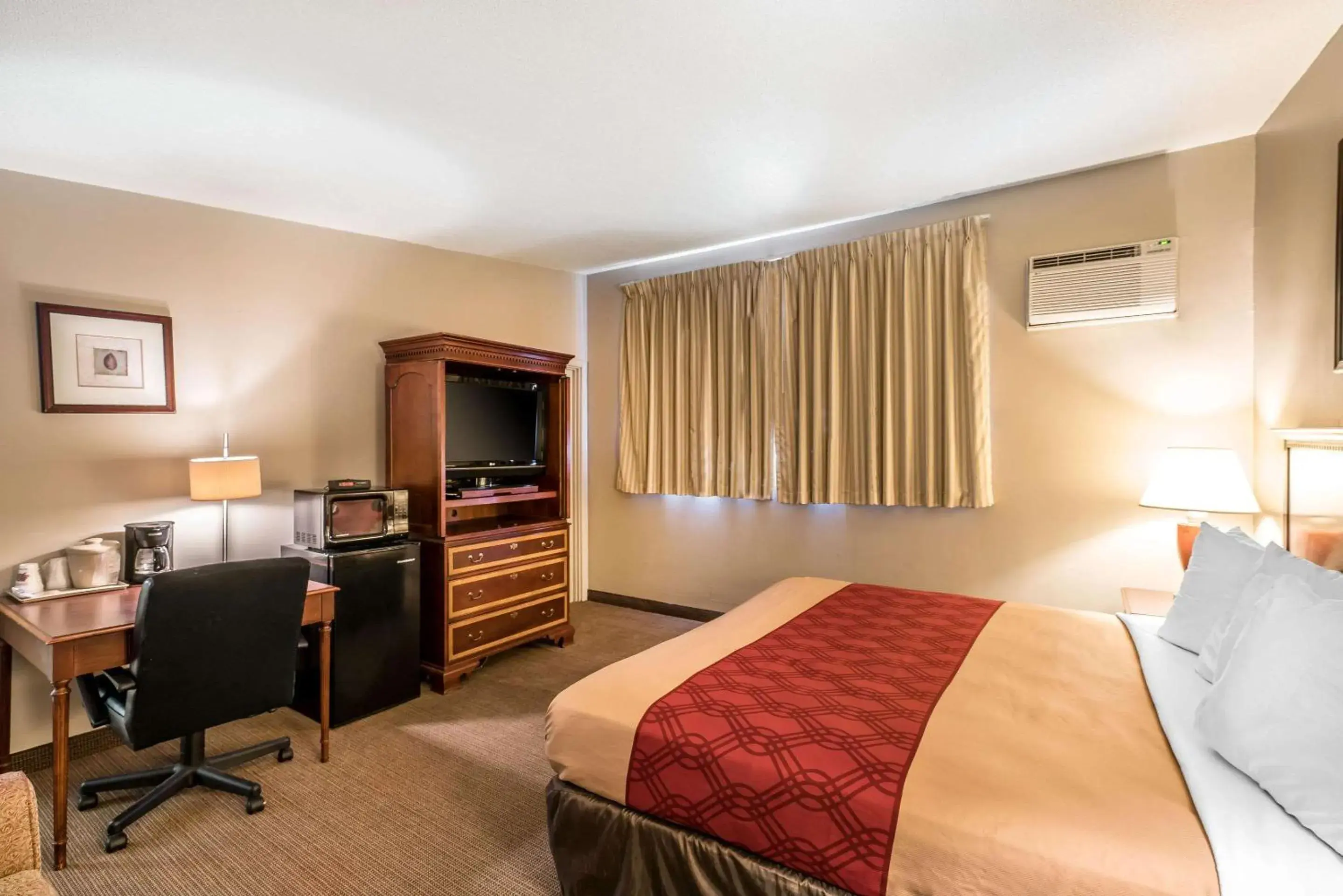 Photo of the whole room, Bed in Holiday Lodge Yakima Photo of the whole room, Bed in Holiday Lodge Yakima