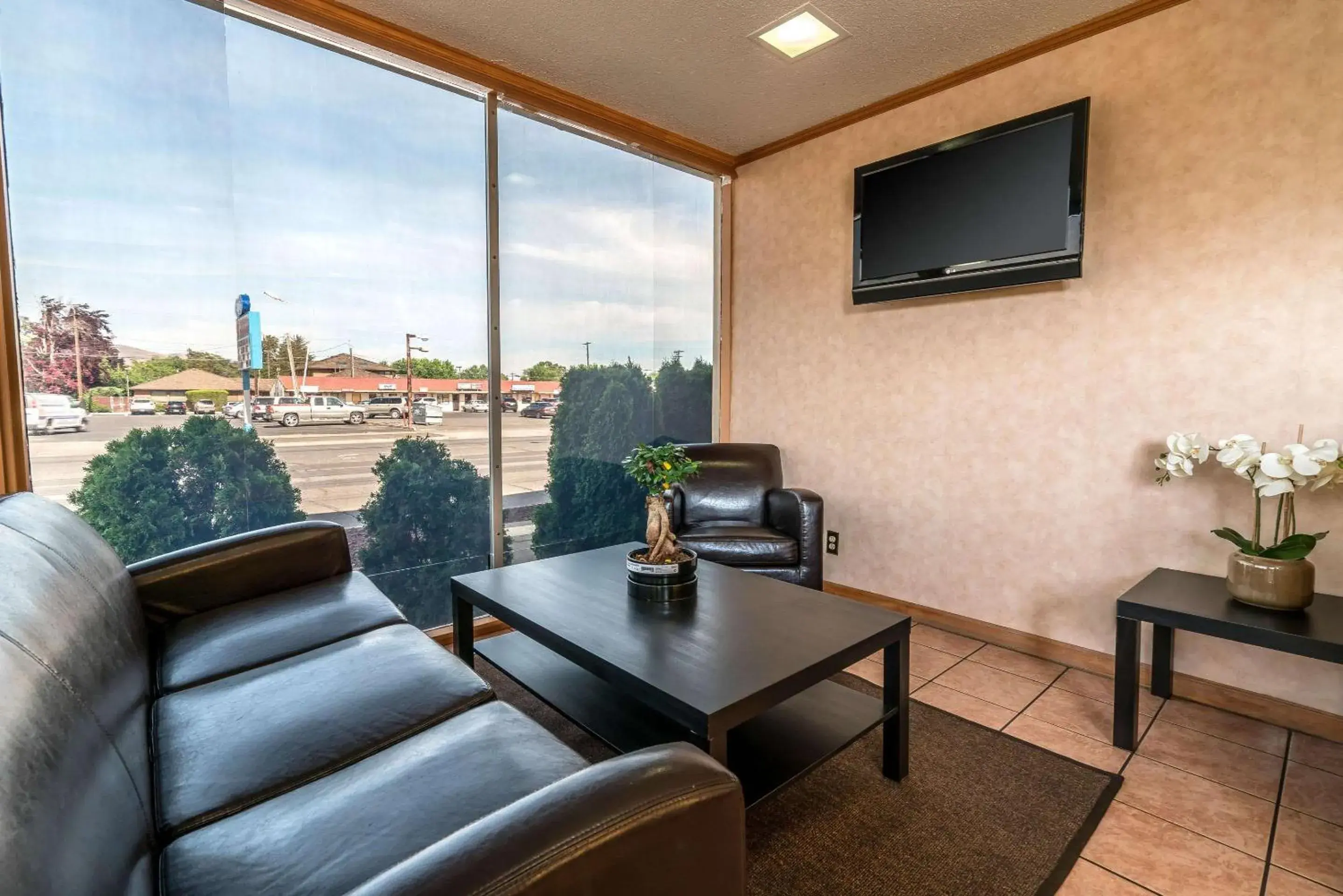 Lobby or reception in Holiday Lodge Yakima Lobby or reception in Holiday Lodge Yakima