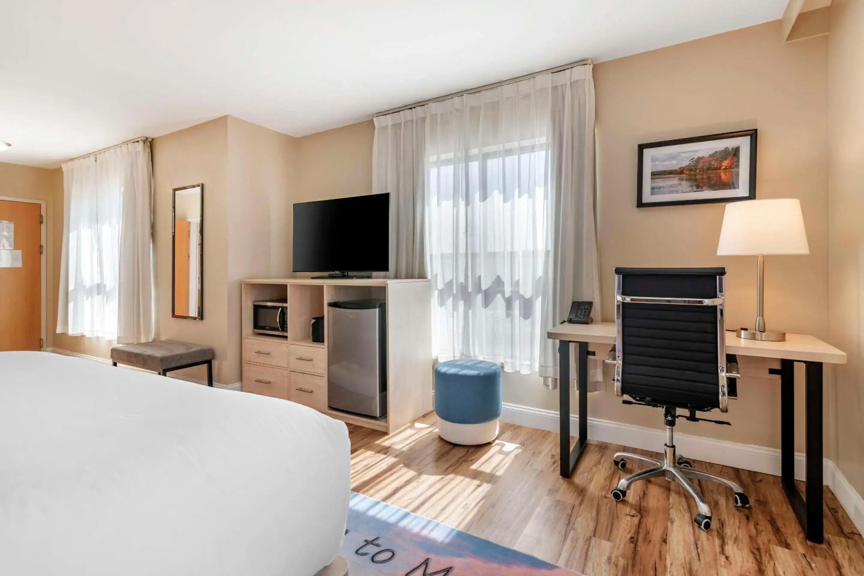 Bedroom, TV/Entertainment Center in Casco Bay Hotel, Ascend Hotel Collection