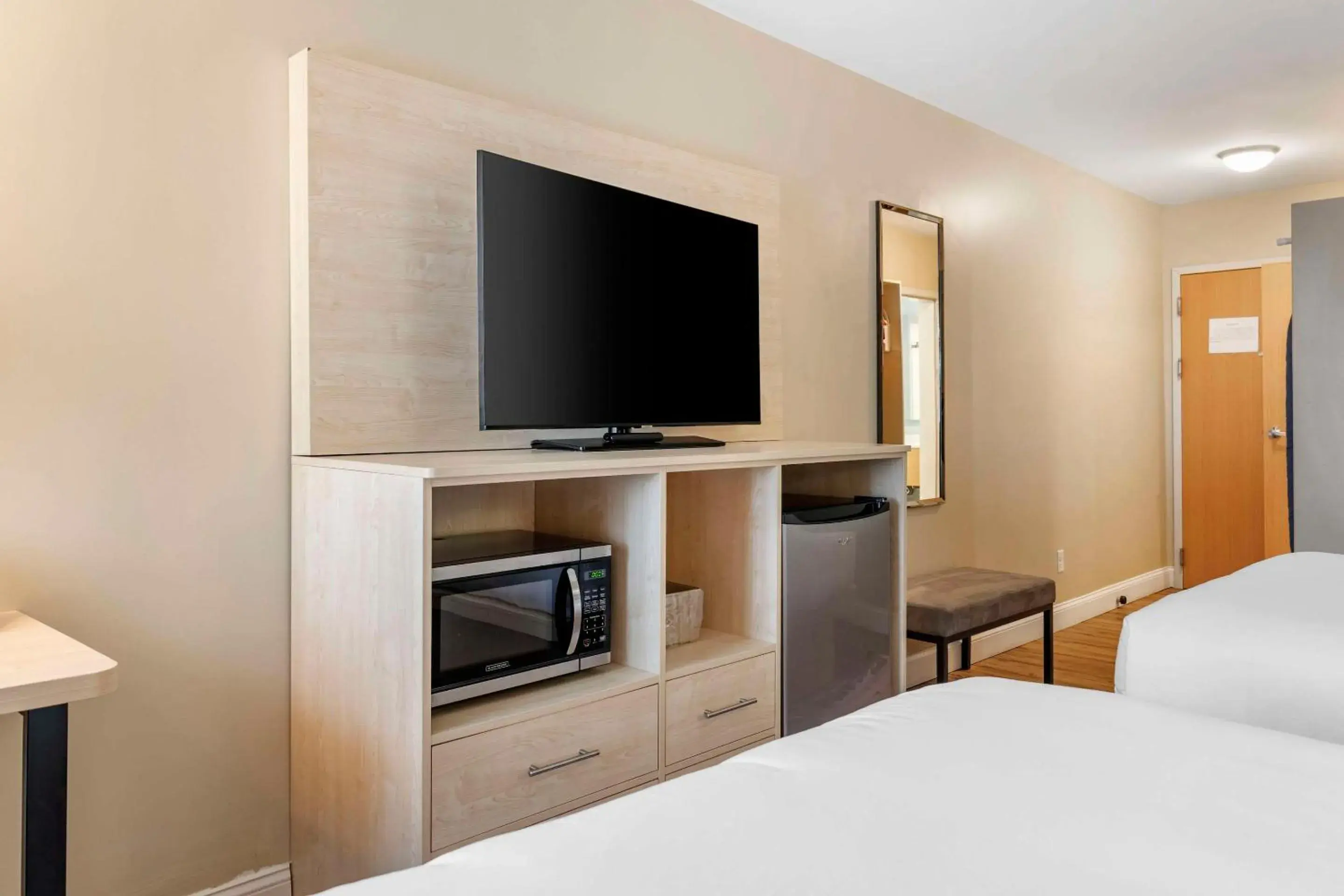 Bedroom, TV/Entertainment Center in Casco Bay Hotel, Ascend Hotel Collection