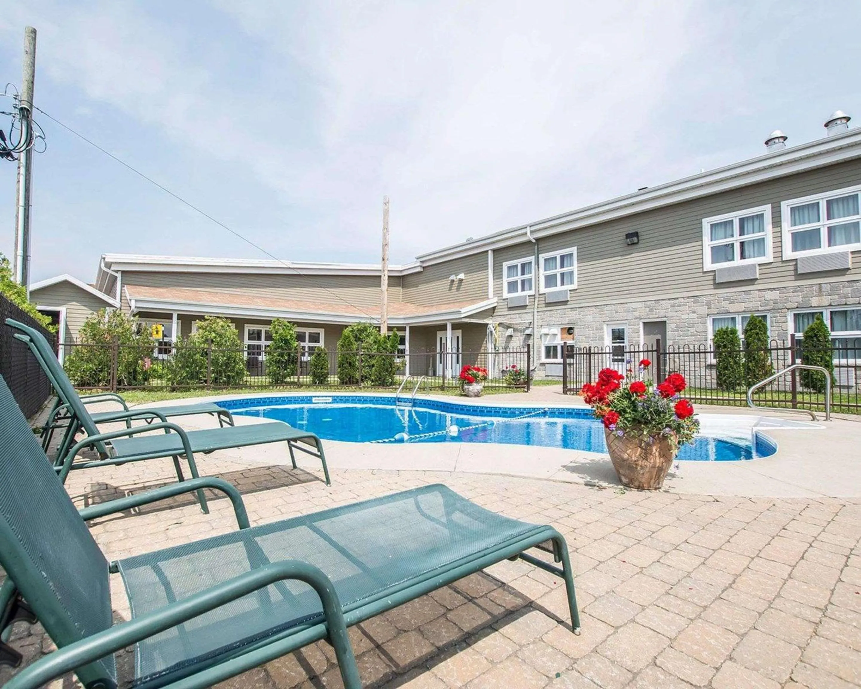 Swimming pool in Econo Lodge Inn & Suites