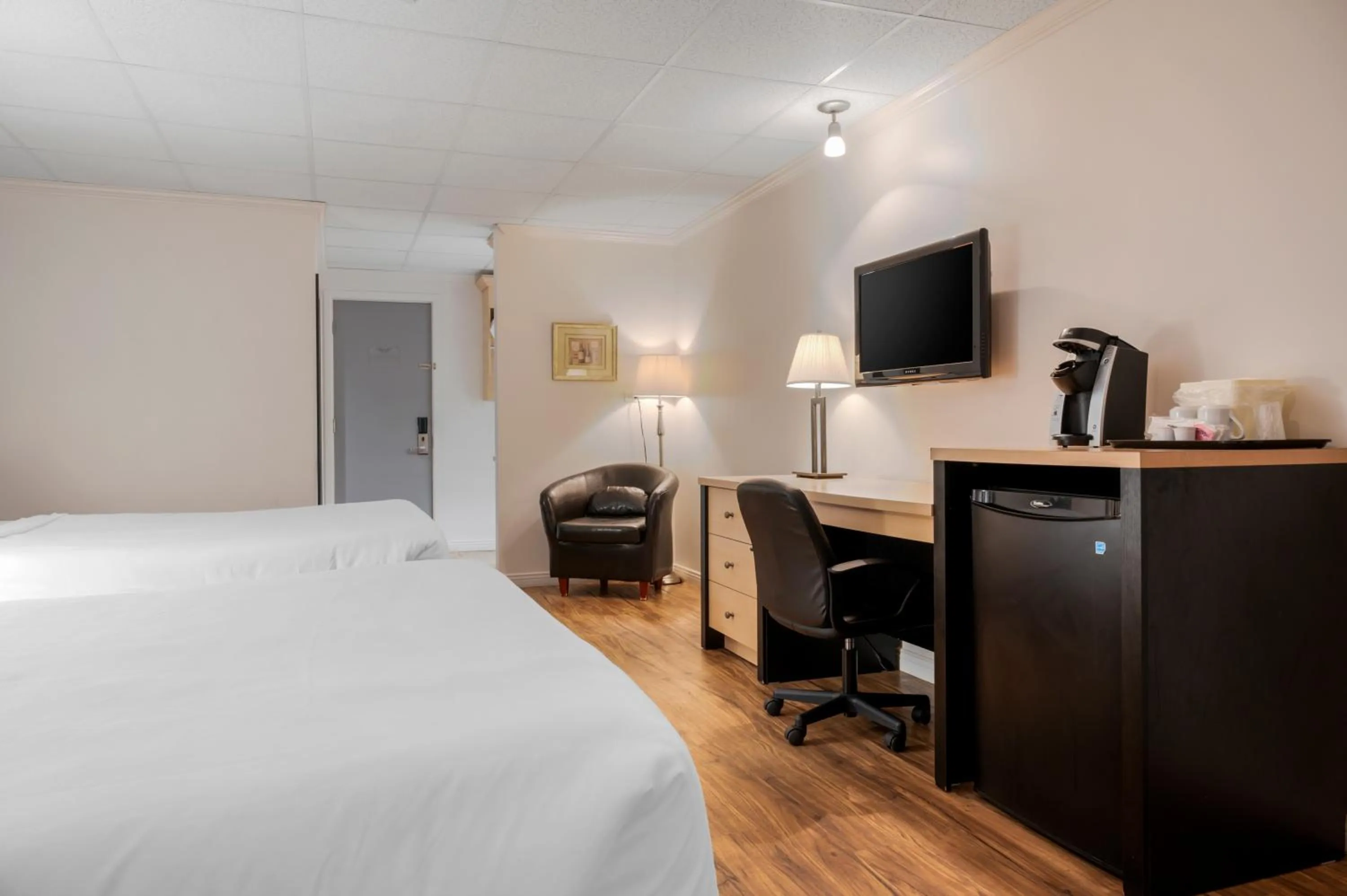 TV and multimedia, Bed in Econo Lodge Inn & Suites