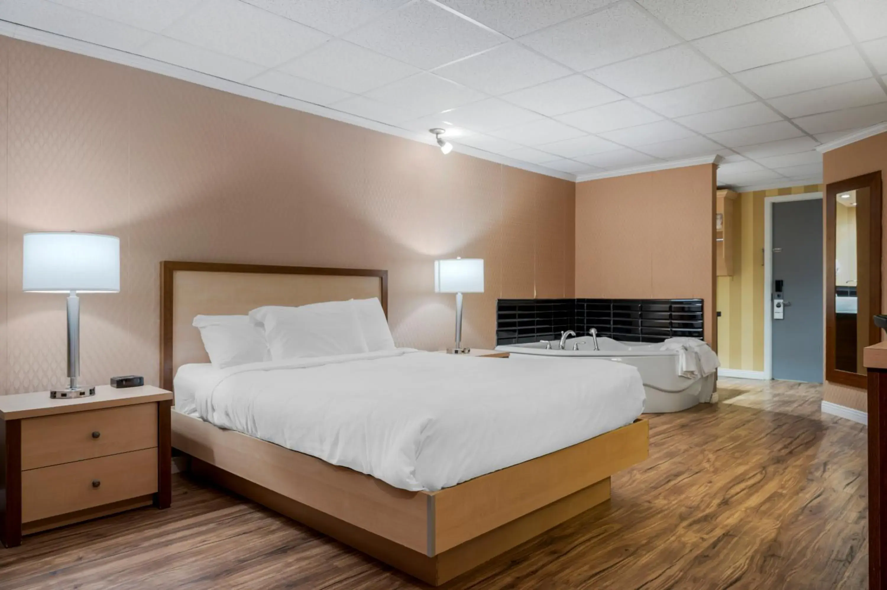 Queen Suite - single occupancy - Upper Floor/Non-Smoking in Econo Lodge Inn & Suites Queen Suite - single occupancy - Upper Floor/Non-Smoking in Econo Lodge Inn & Suites