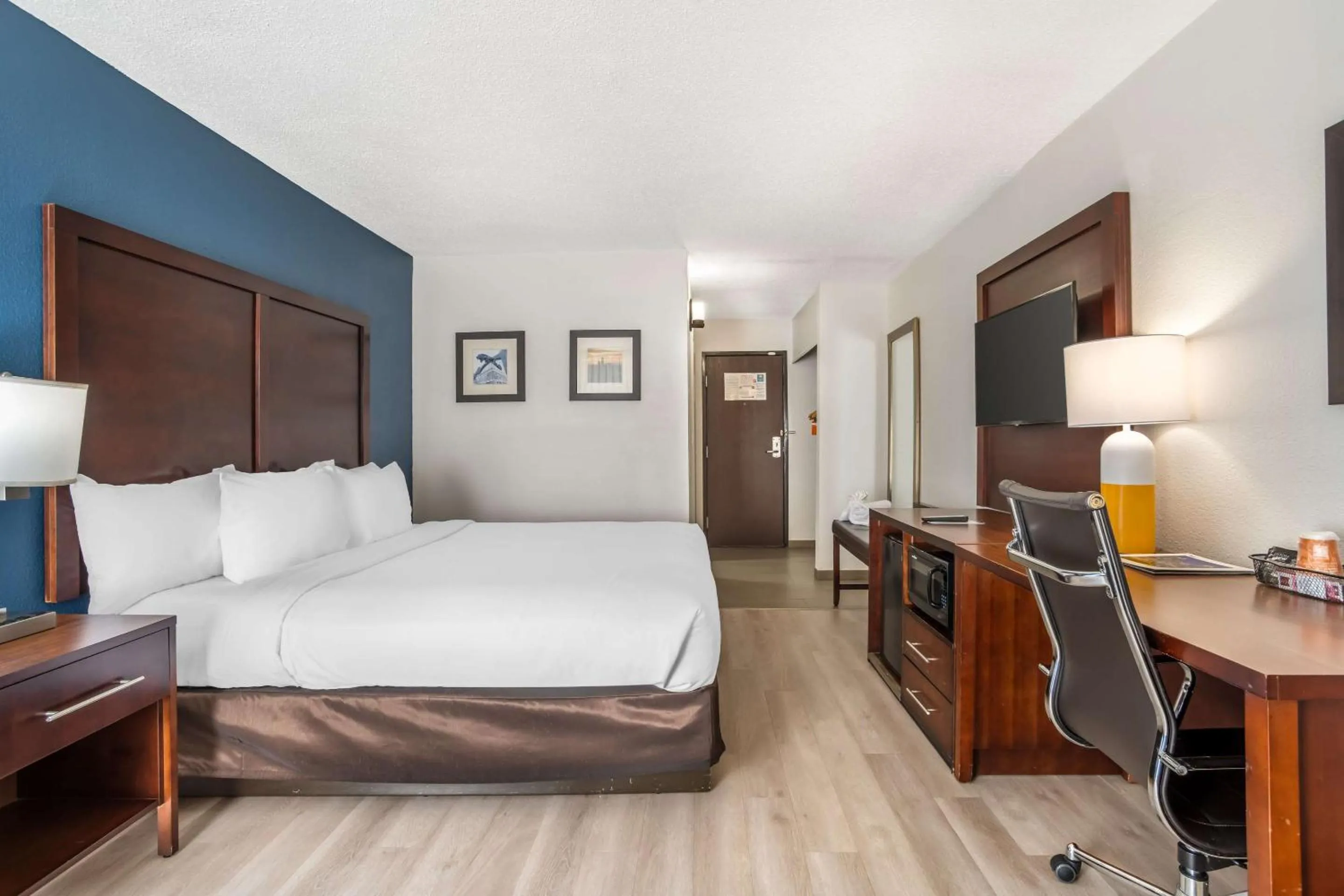 Bedroom, Bed in Comfort Inn Charlotte Airport Uptown