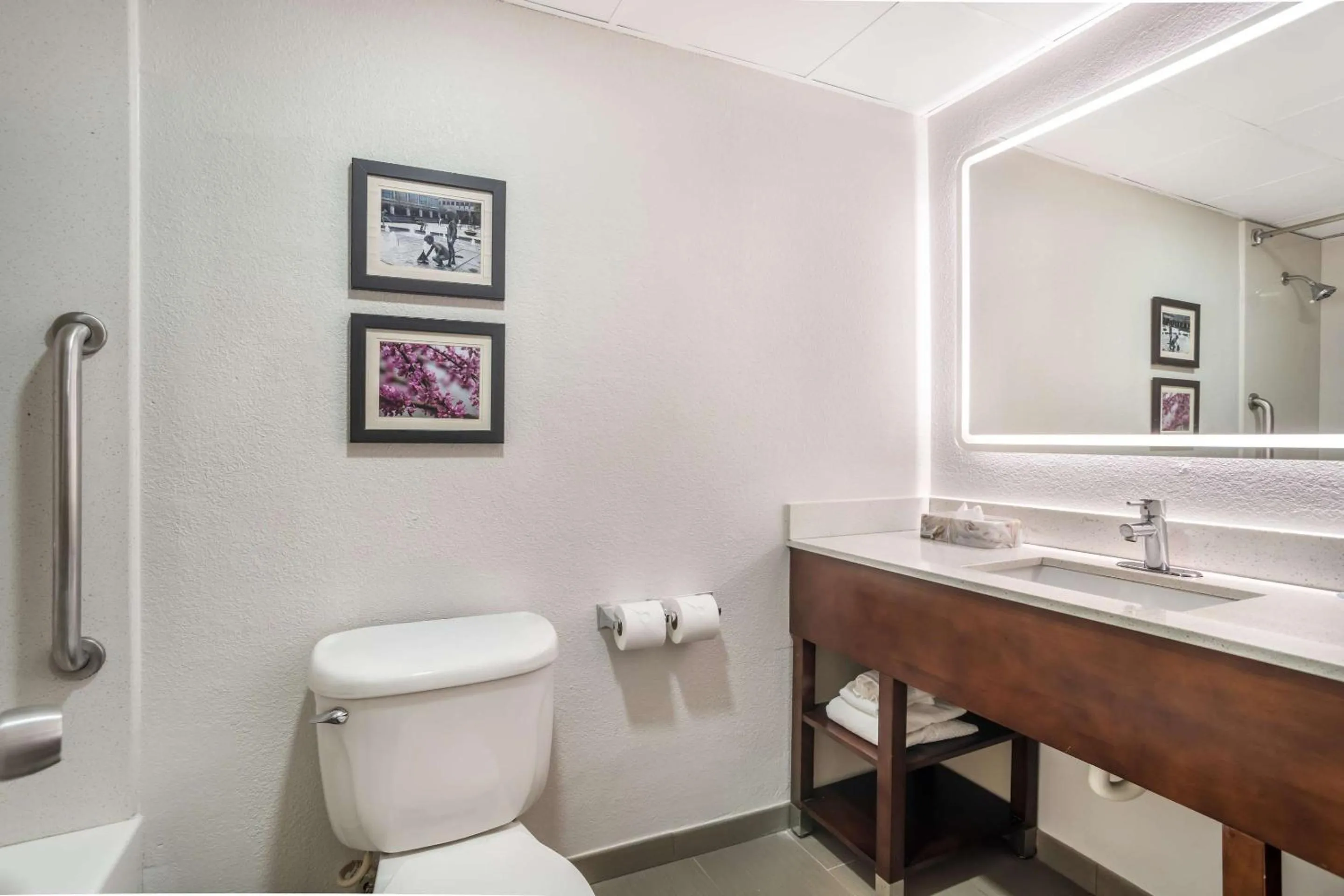 Bedroom in Comfort Inn Charlotte Airport Uptown