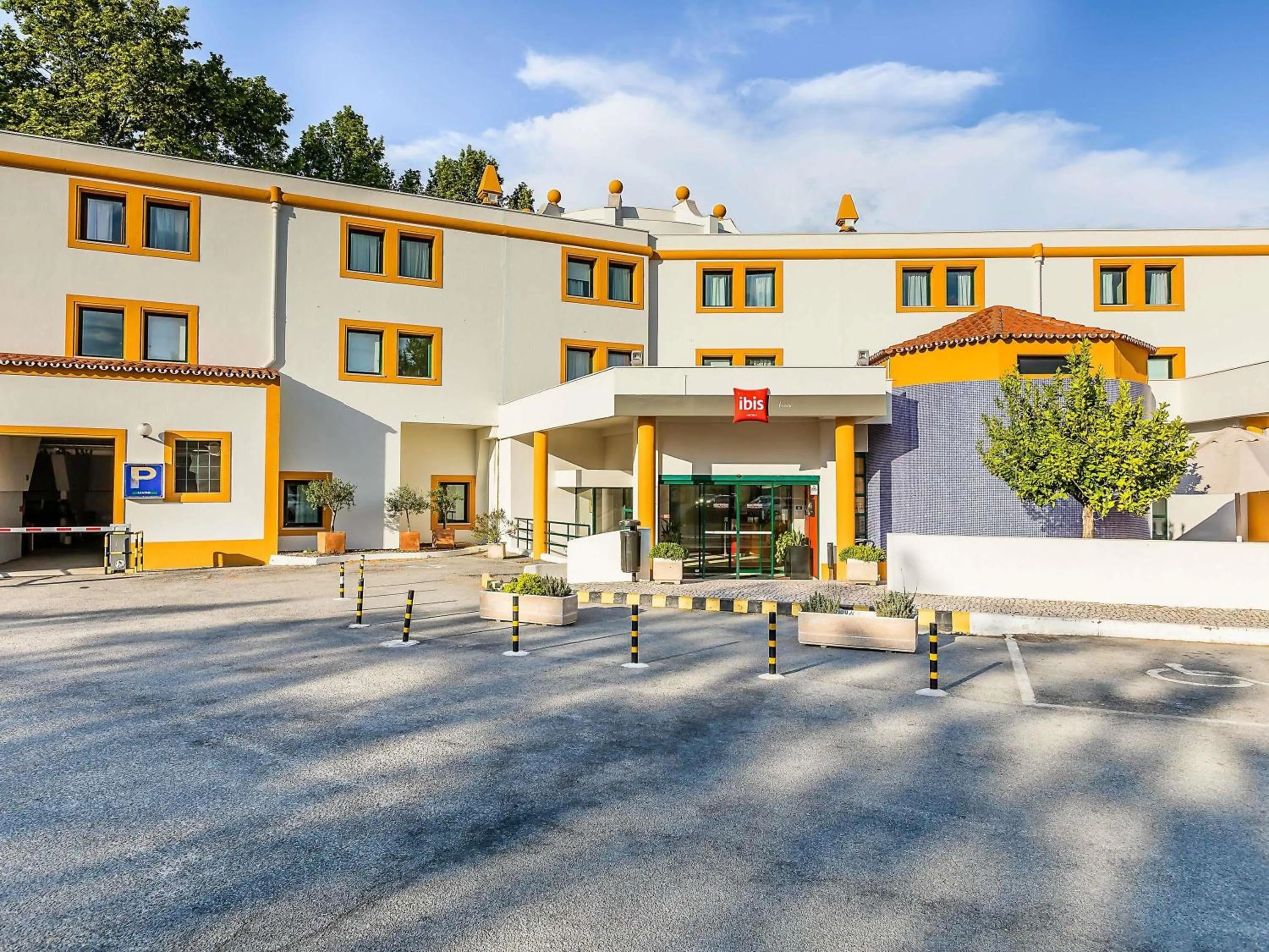 Property building in Hotel ibis Evora