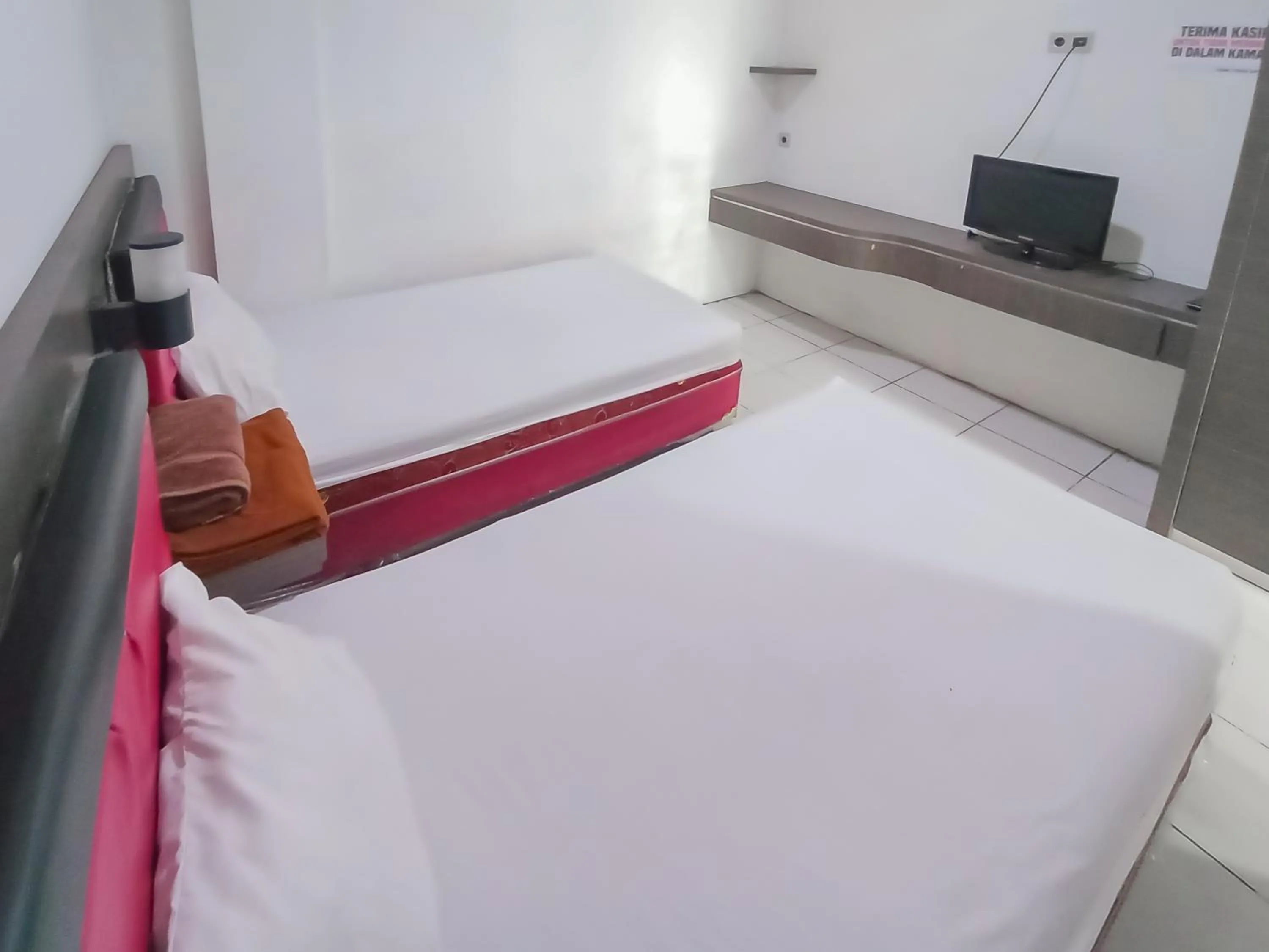 Bedroom, Bed in RedDoorz Syariah near Q-Mall Banjarbaru