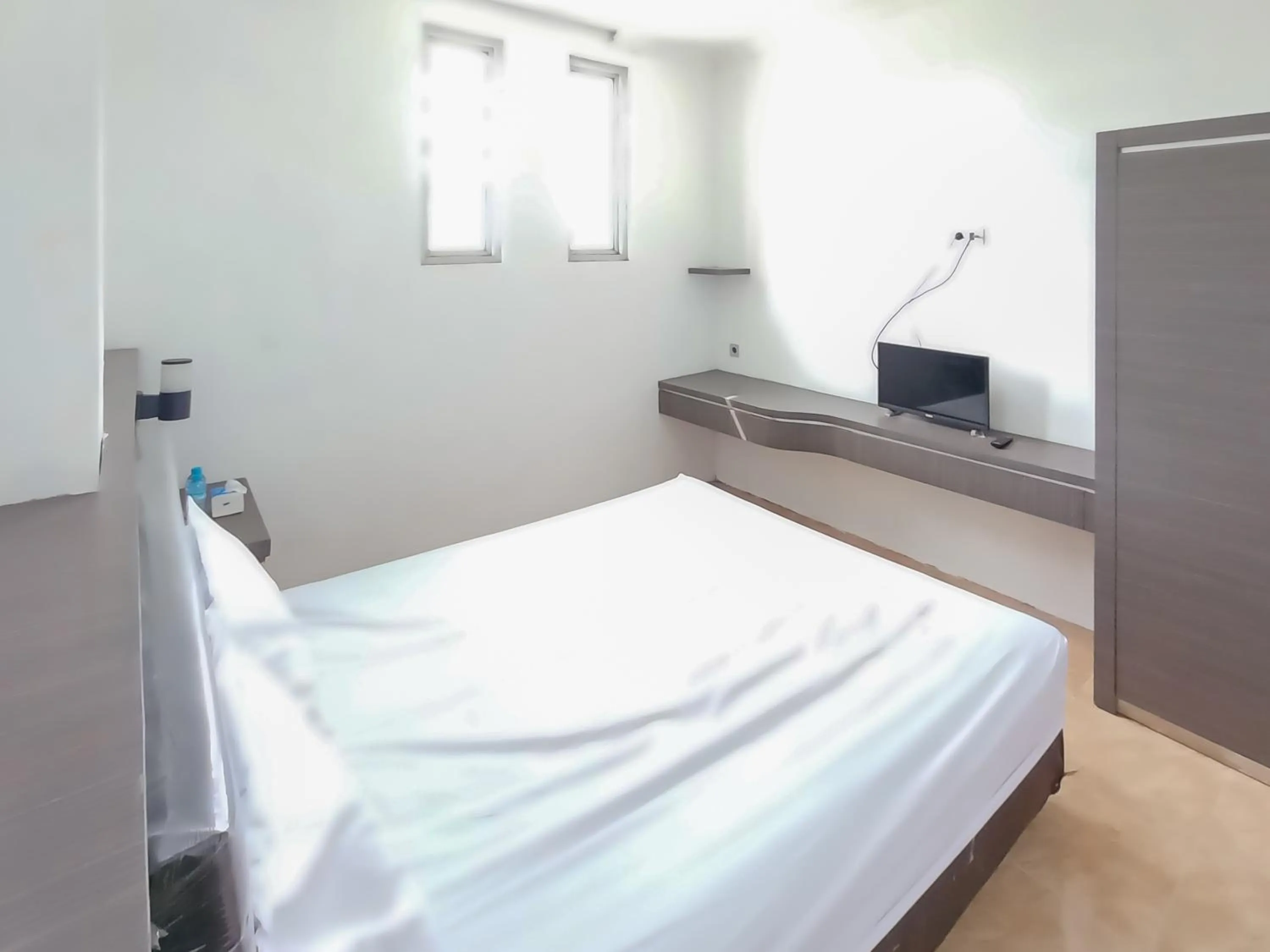 Bedroom, Bed in RedDoorz Syariah near Q-Mall Banjarbaru