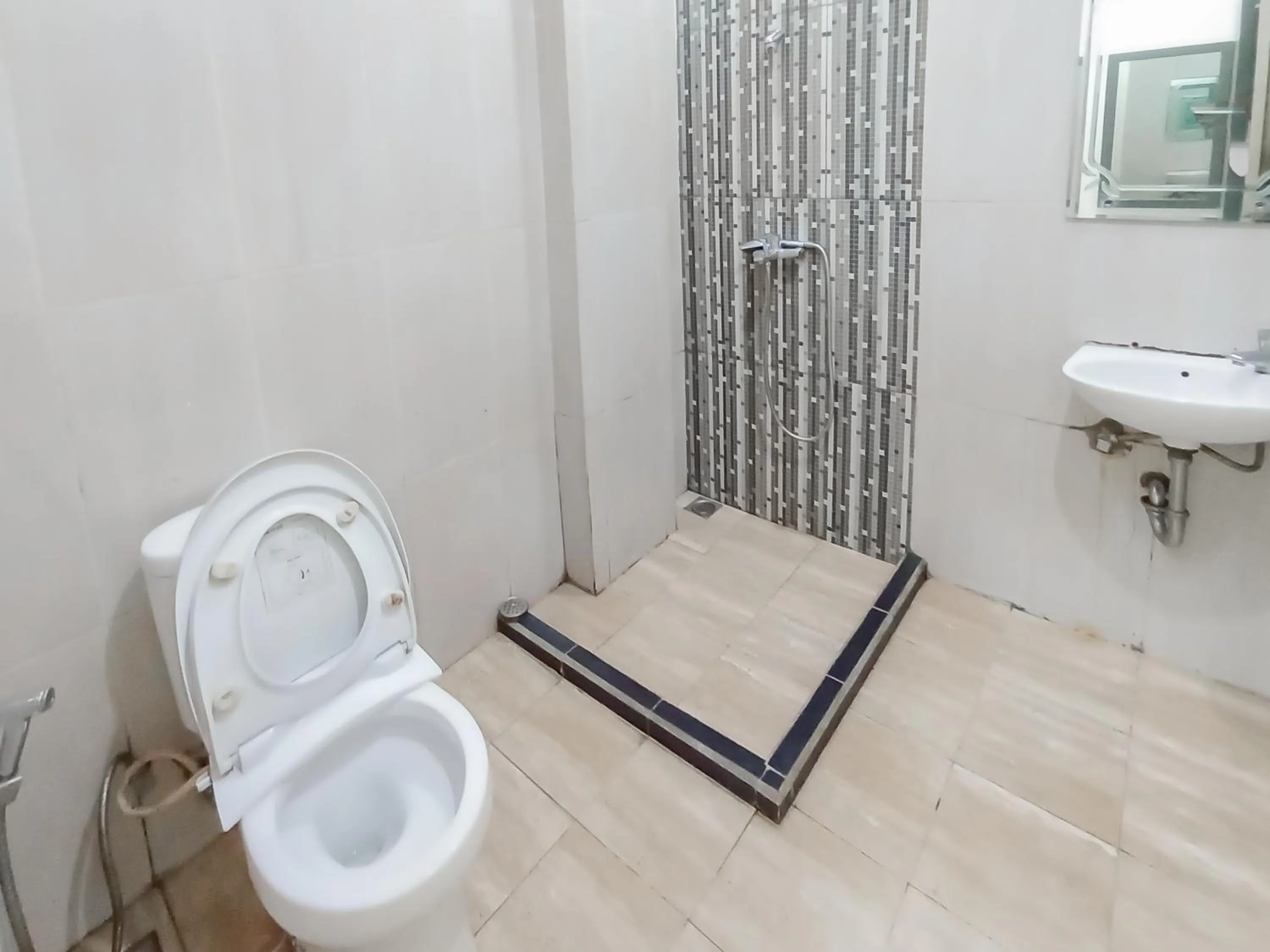 Bathroom in RedDoorz Syariah near Q-Mall Banjarbaru