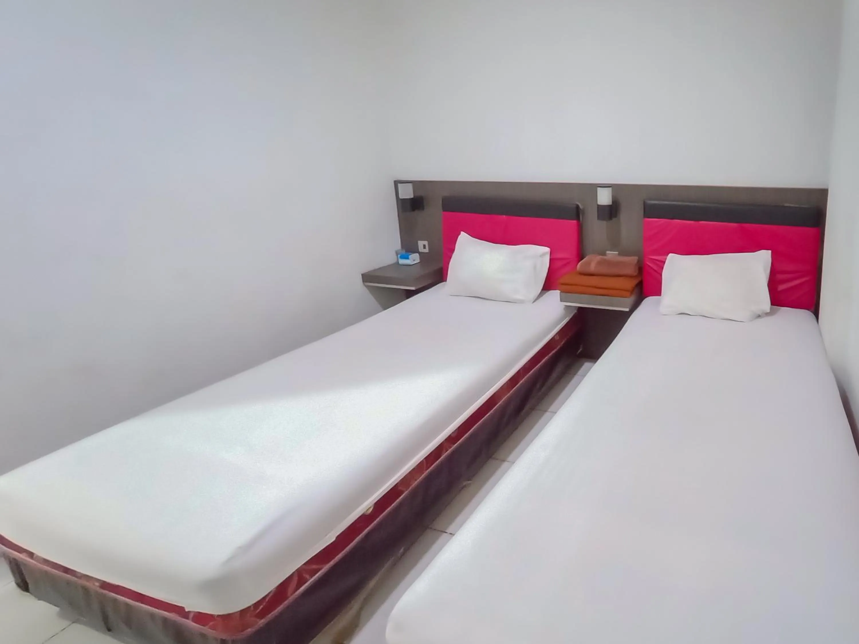 Bedroom, Bed in RedDoorz Syariah near Q-Mall Banjarbaru