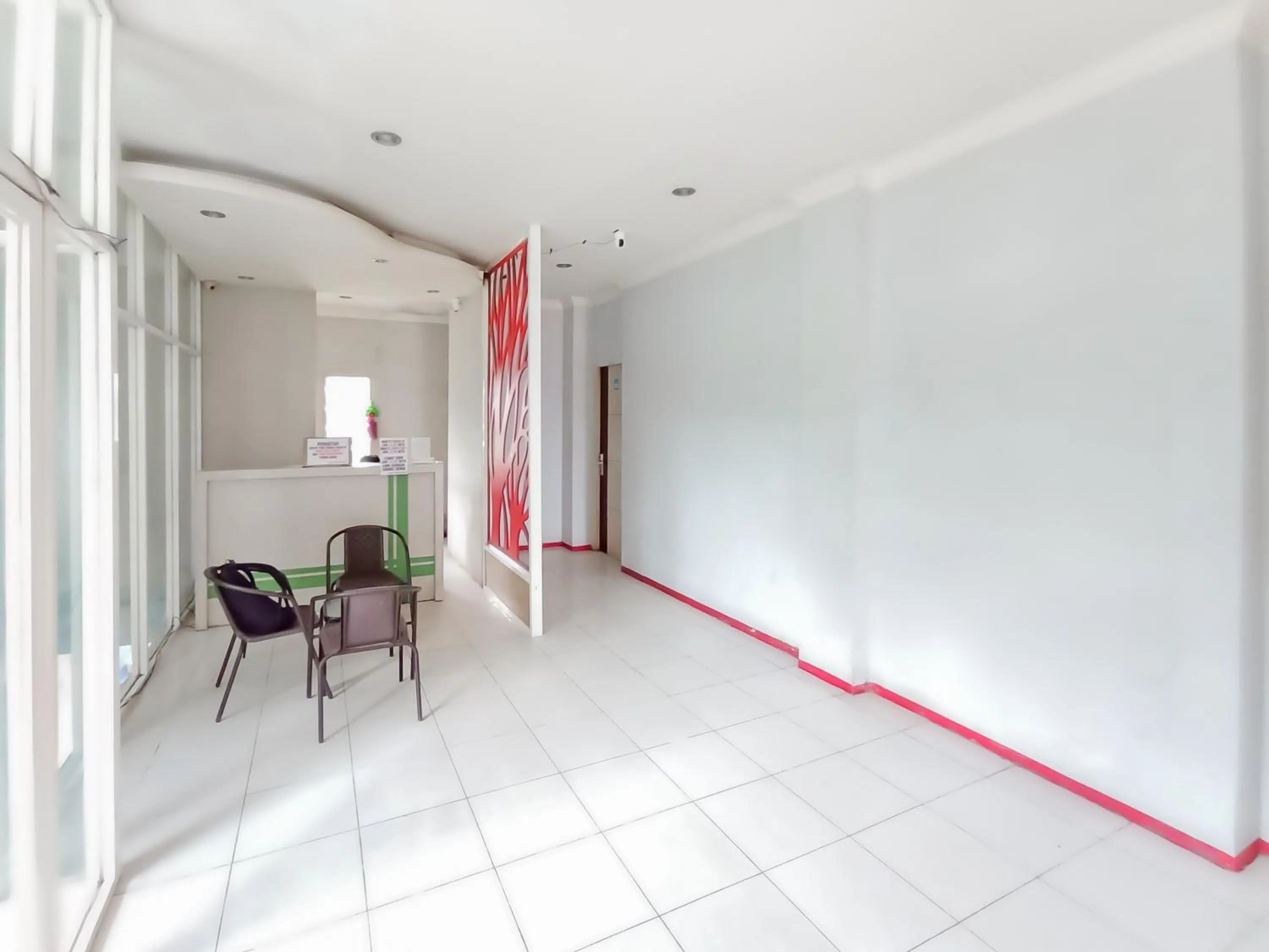 Lobby or reception in RedDoorz Syariah near Q-Mall Banjarbaru