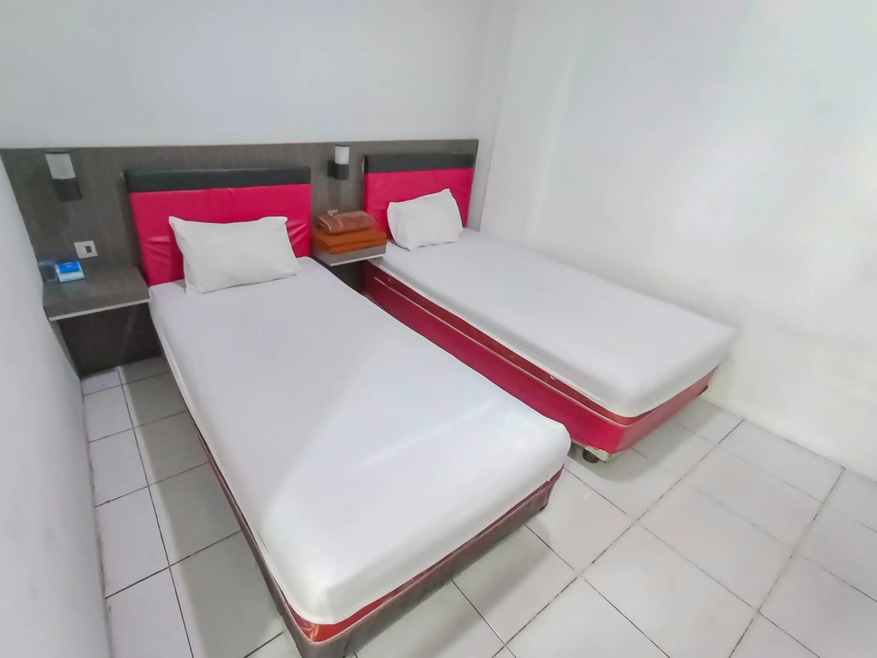 Standard Twin Room - single occupancy in RedDoorz Syariah near Q-Mall Banjarbaru Standard Twin Room - single occupancy in RedDoorz Syariah near Q-Mall Banjarbaru