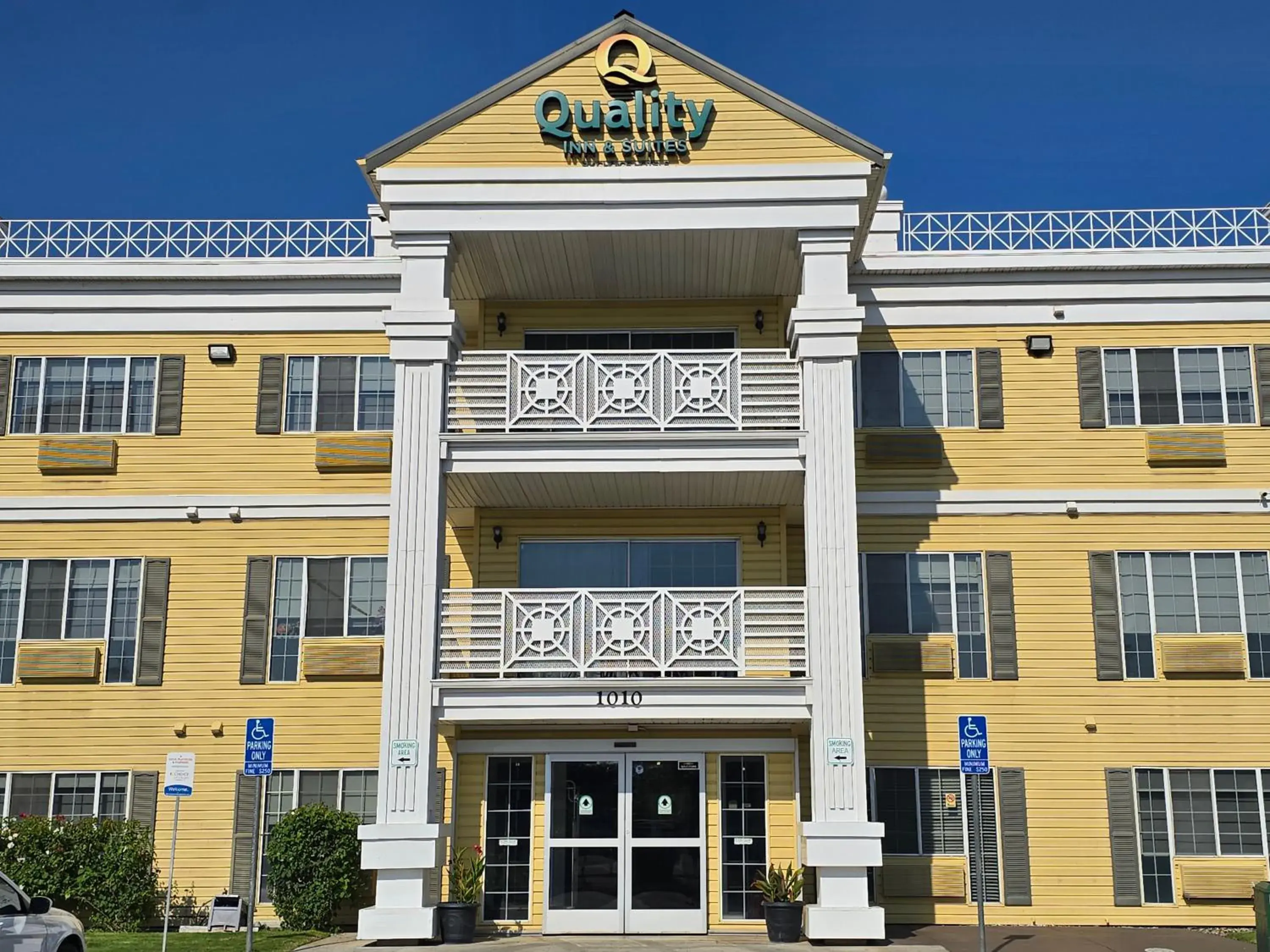 Property building in Quality Inn & Suites Tulare Property building in Quality Inn & Suites Tulare