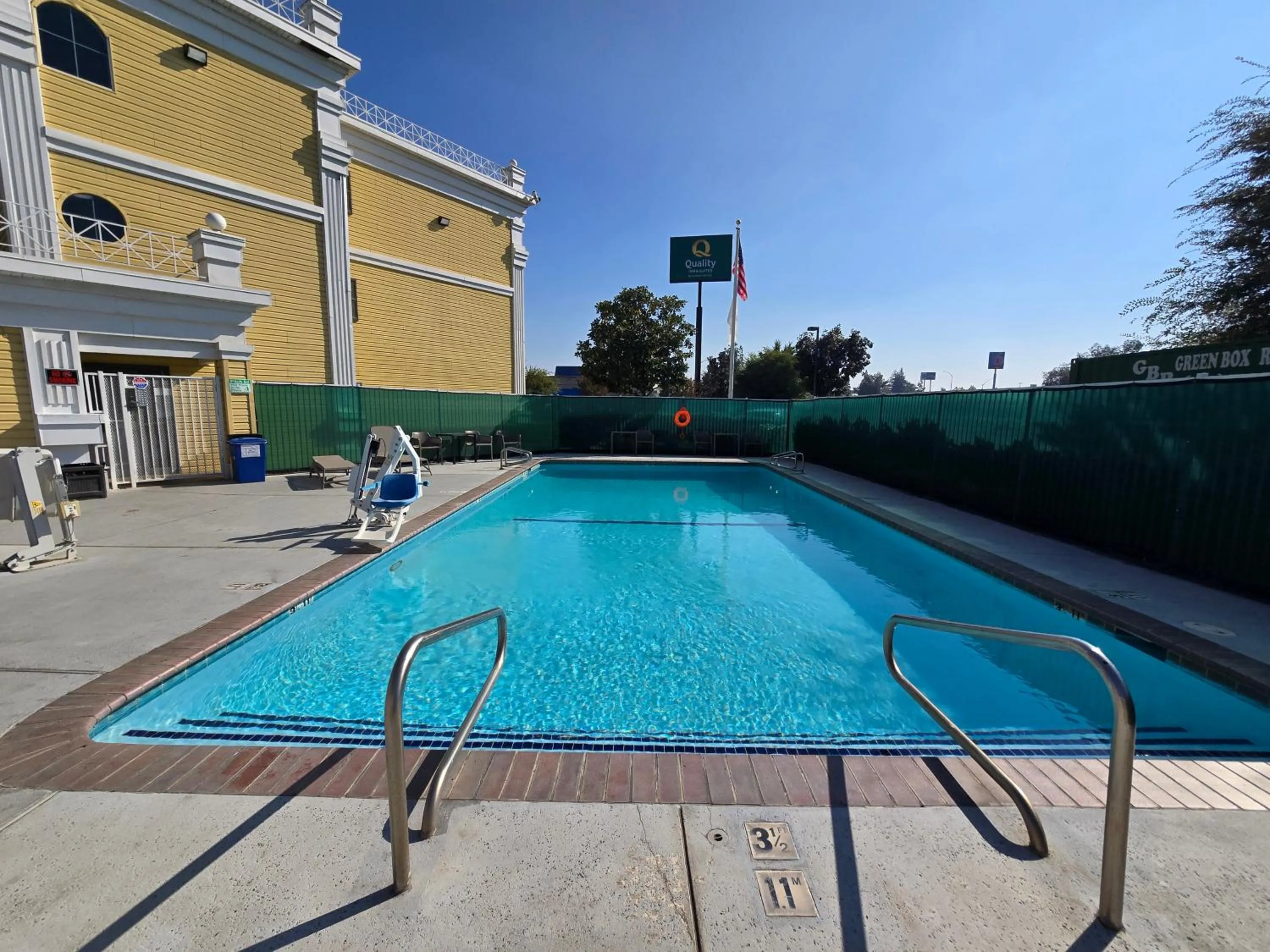 Swimming pool in Quality Inn & Suites Tulare