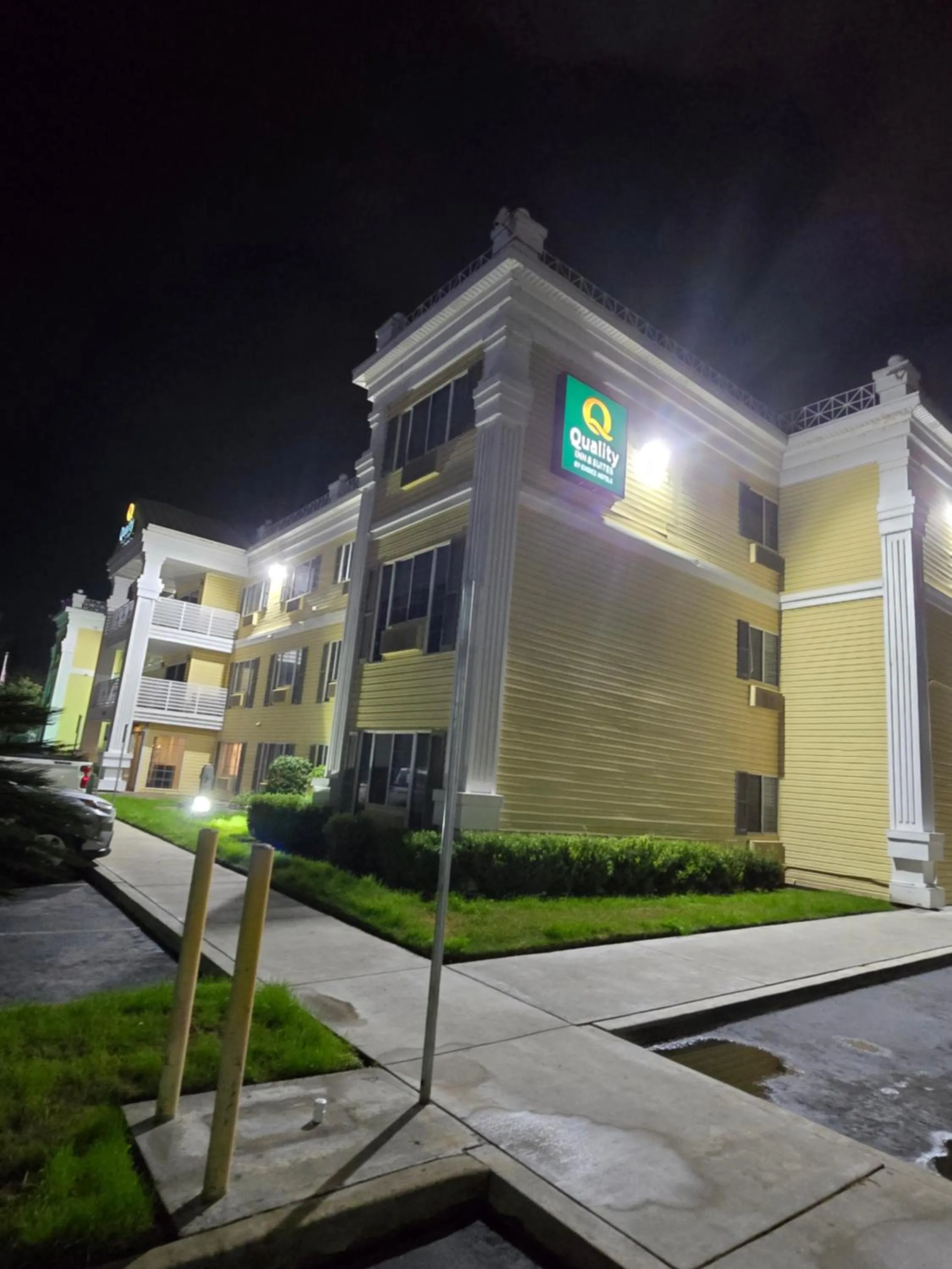 Property building in Quality Inn & Suites Tulare
