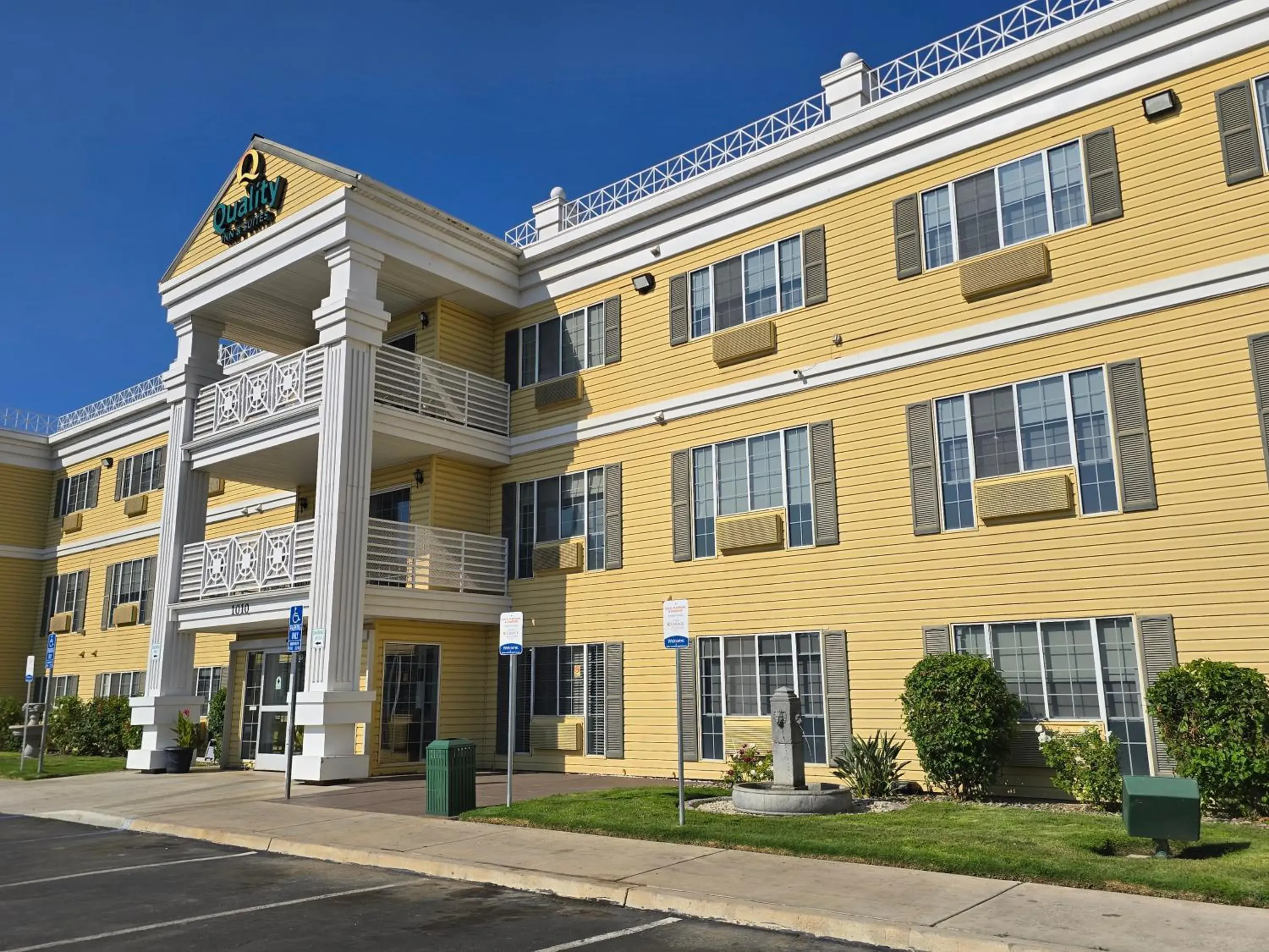 Property building in Quality Inn & Suites Tulare Property building in Quality Inn & Suites Tulare