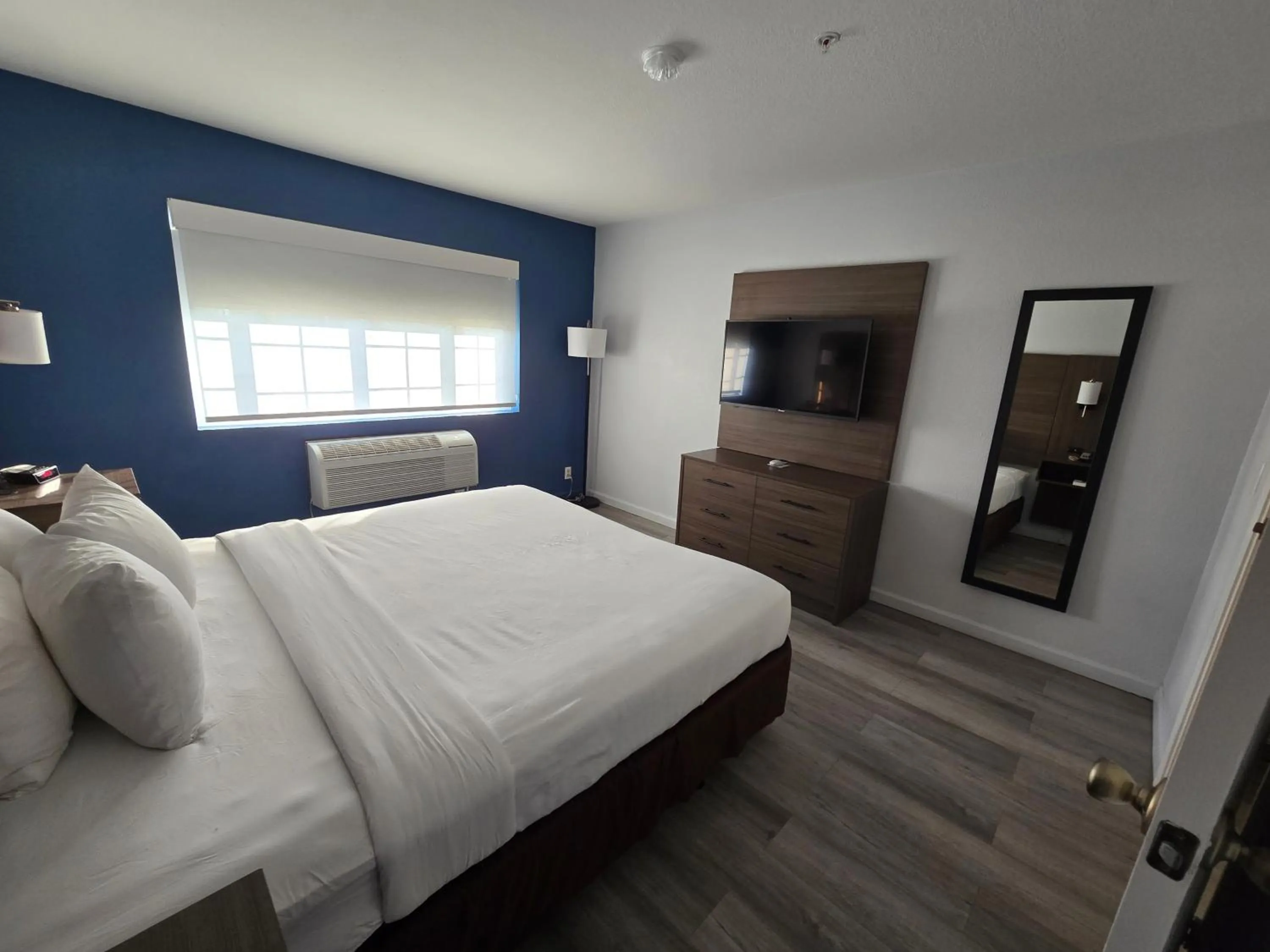 Bedroom, Bed in Quality Inn & Suites Tulare