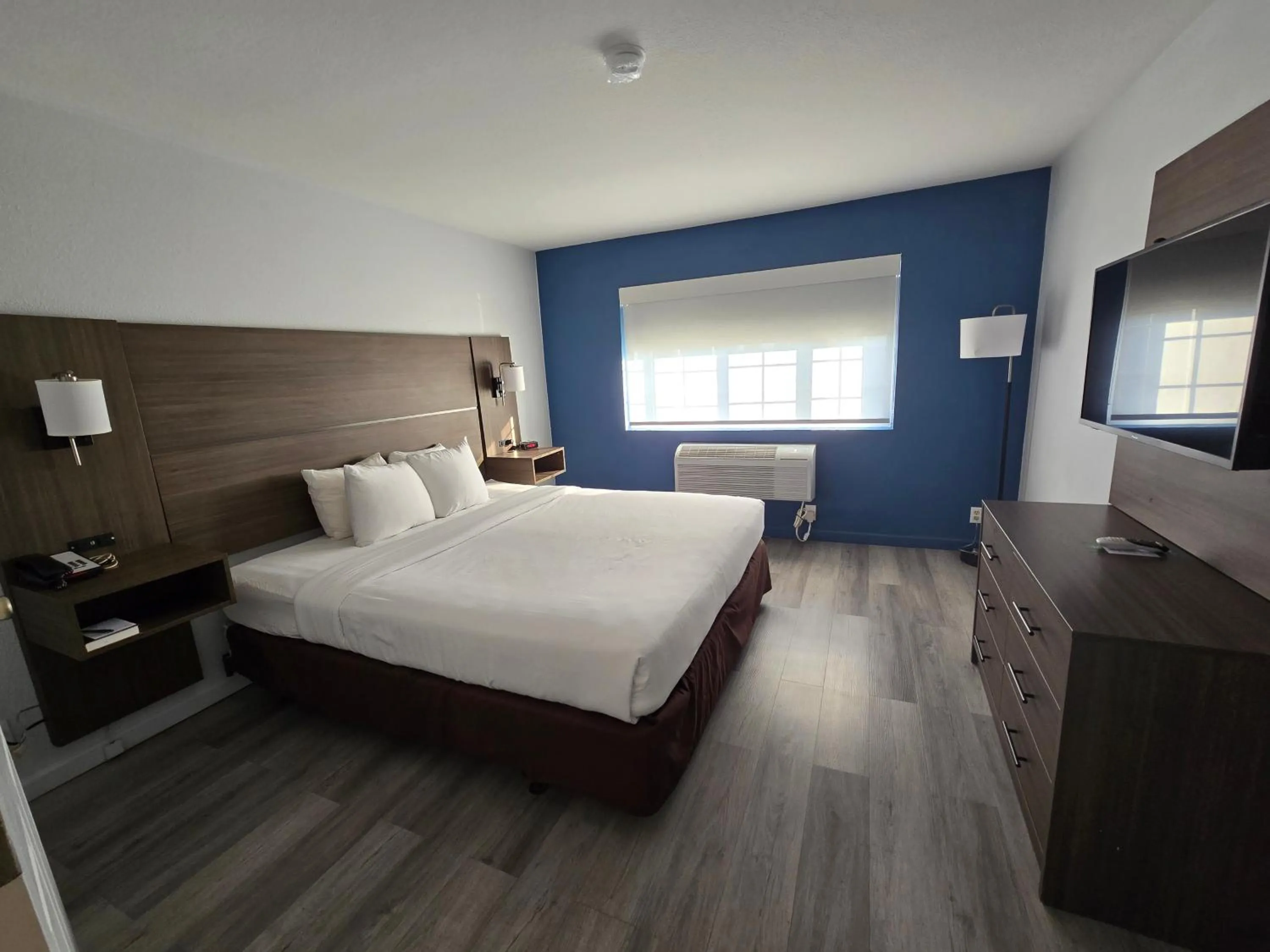 Bedroom, Bed in Quality Inn & Suites Tulare