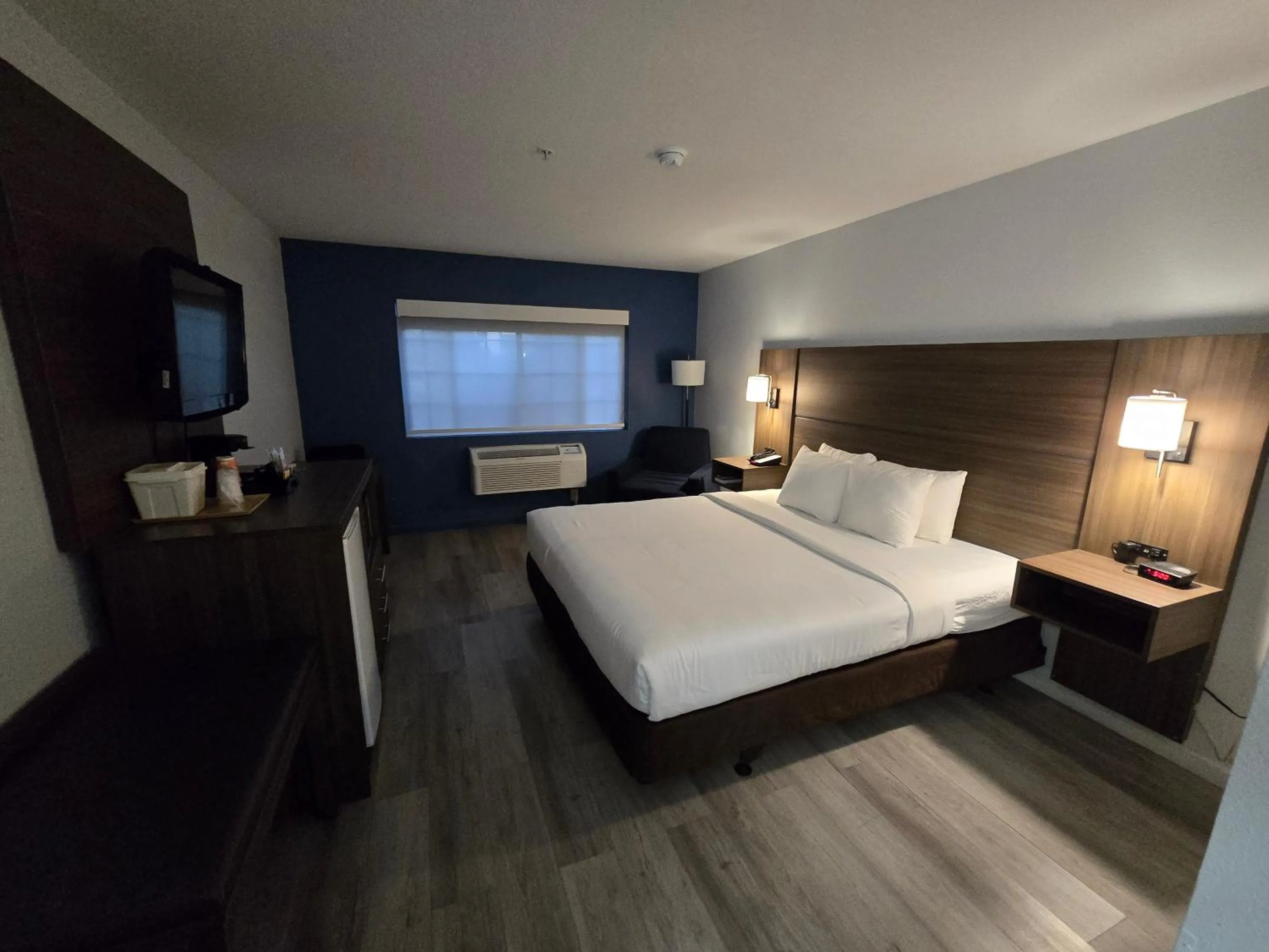 Bed in Quality Inn & Suites Tulare