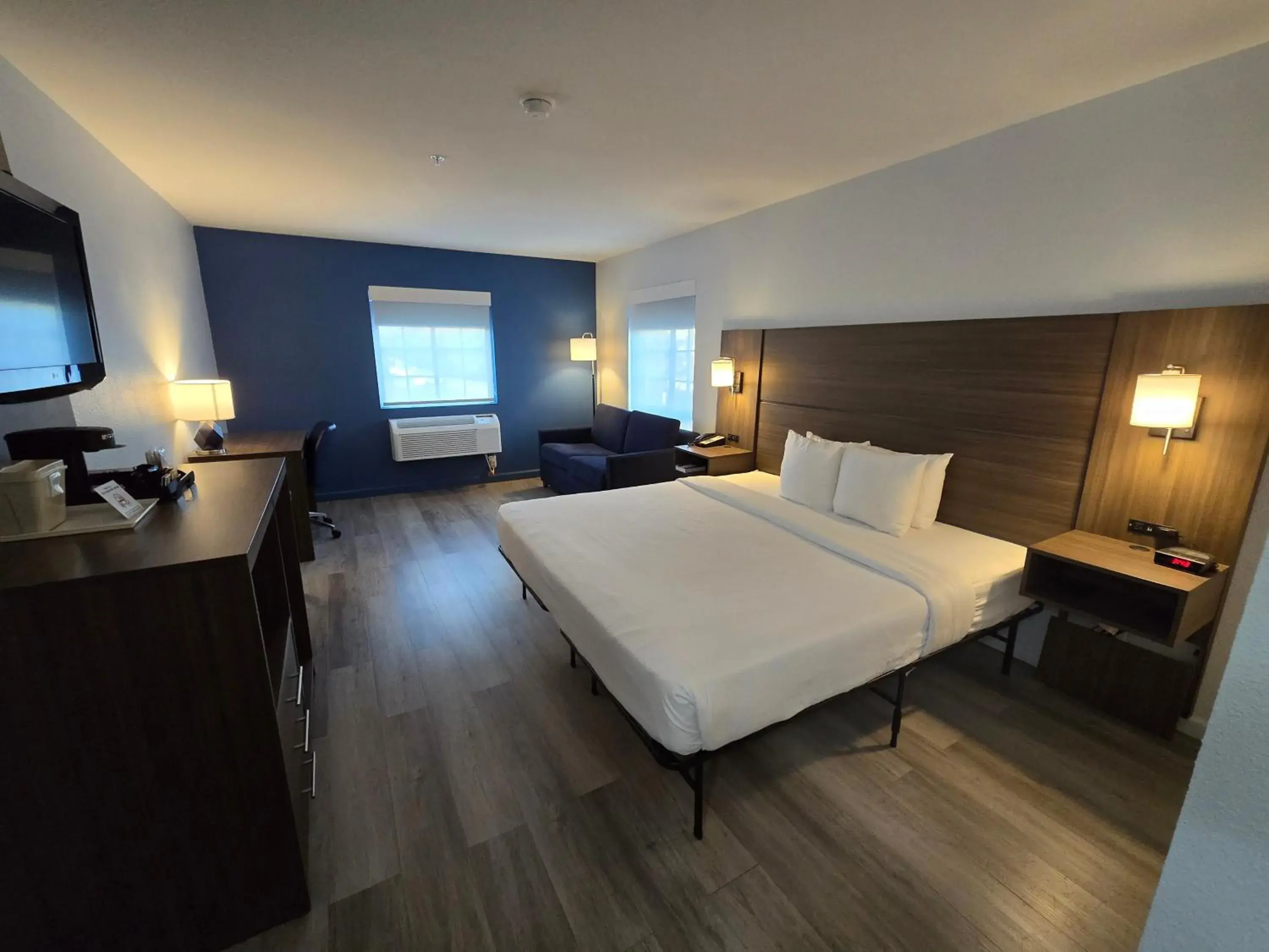 Bed in Quality Inn & Suites Tulare Bed in Quality Inn & Suites Tulare