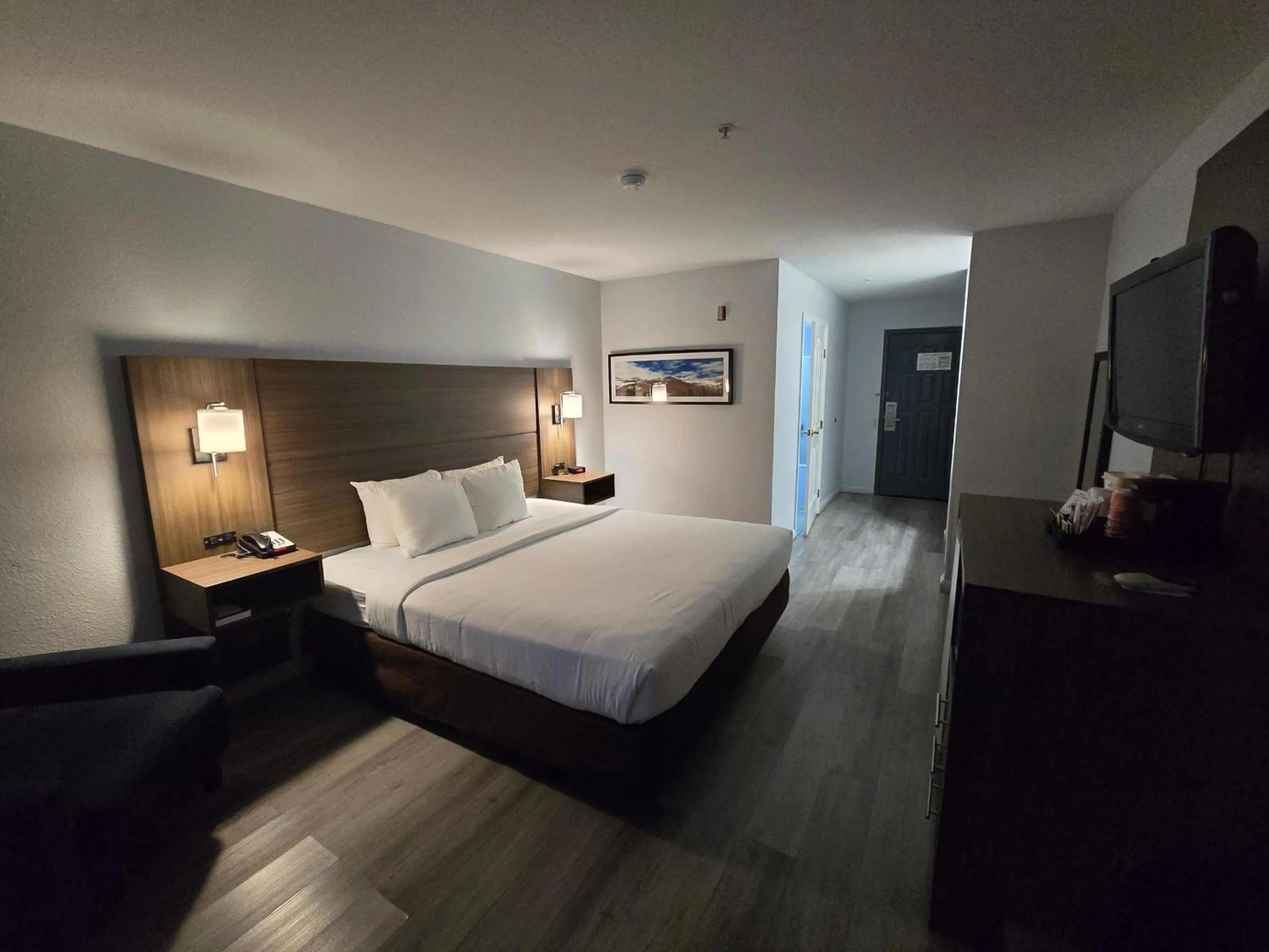 Bed in Quality Inn & Suites Tulare