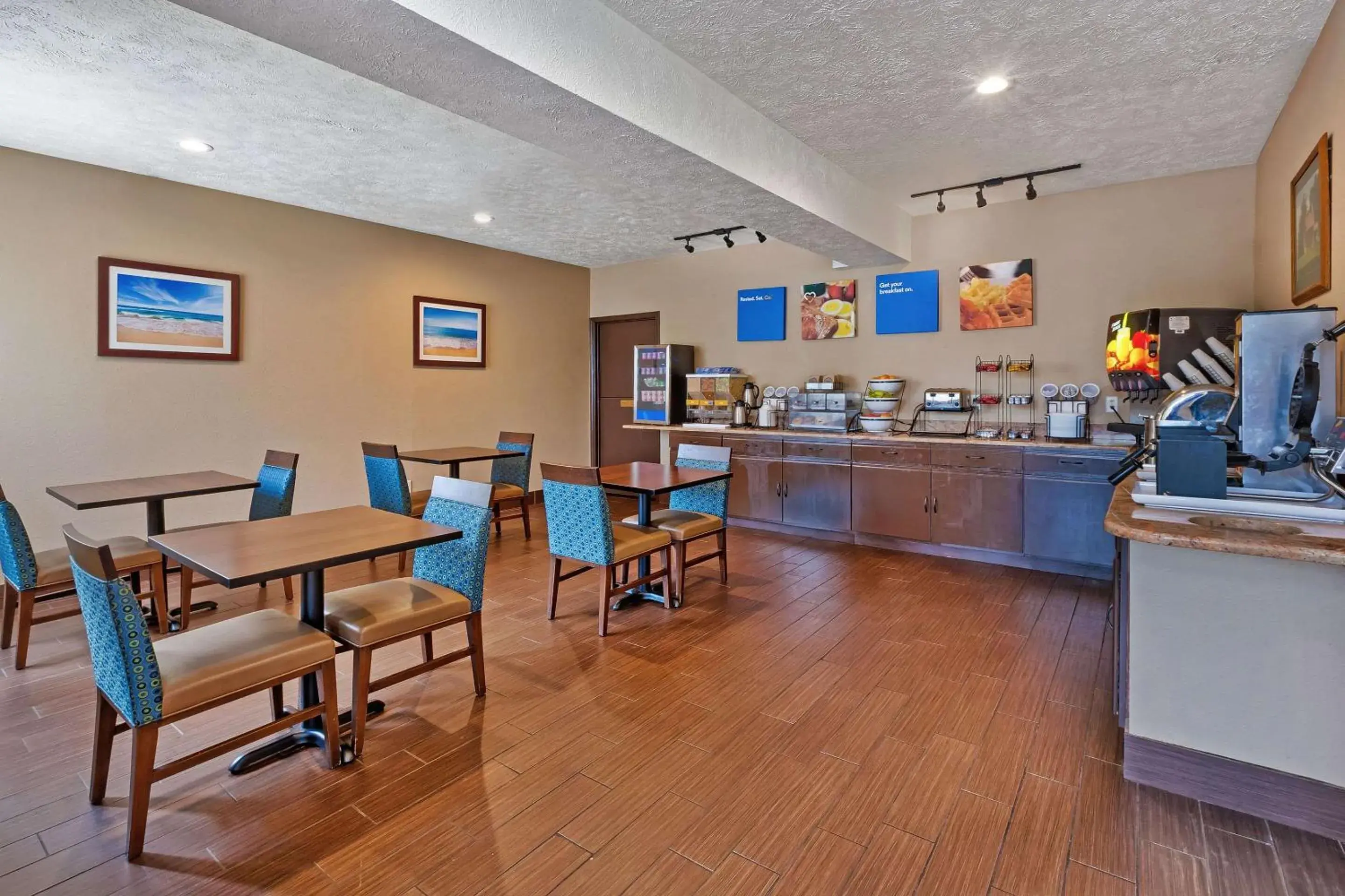 Breakfast in Comfort Inn Whitehall near Michigan's Adventure Breakfast in Comfort Inn Whitehall near Michigan's Adventure