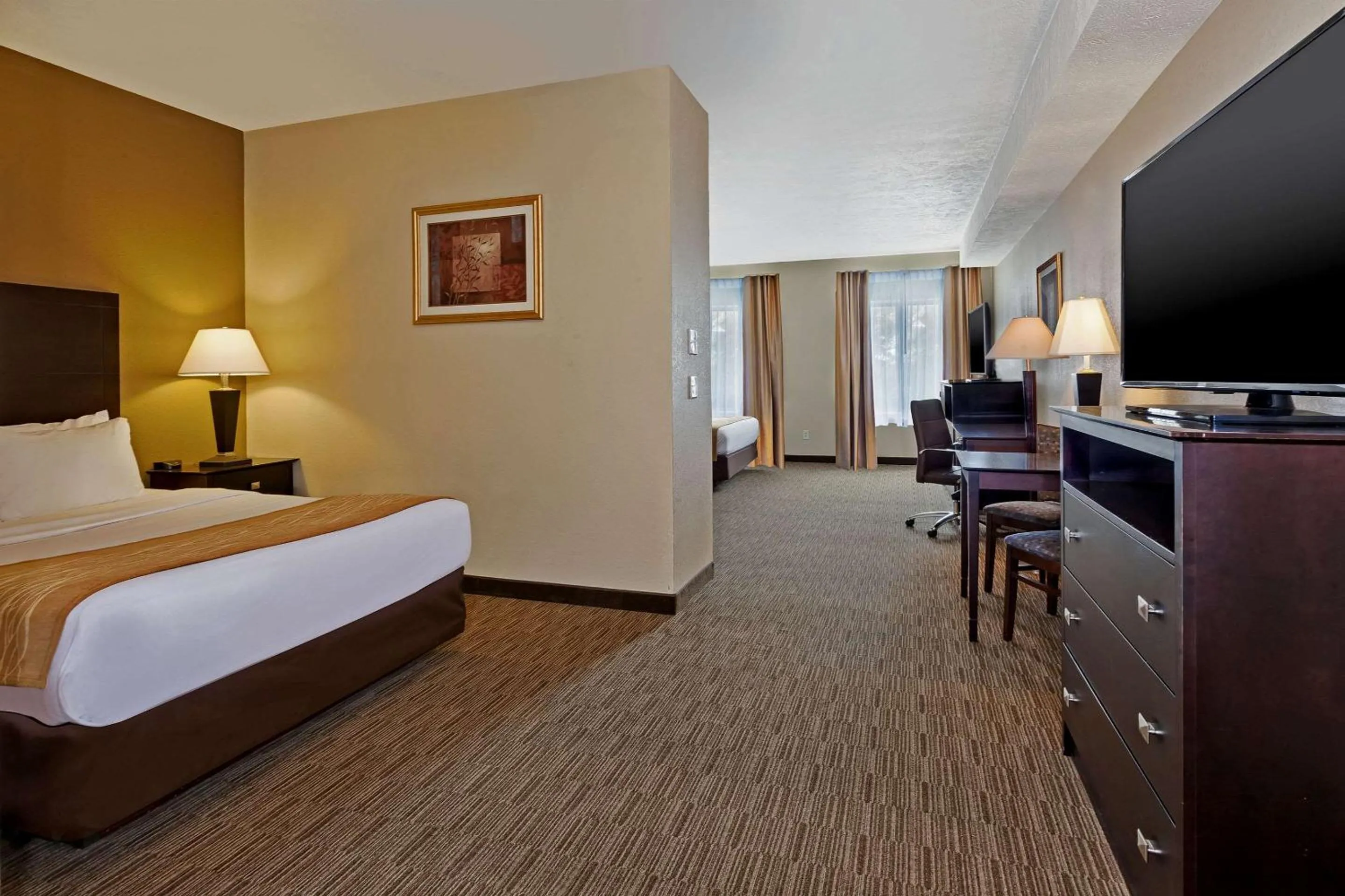 Bedroom, Bed in Comfort Inn Whitehall near Michigan's Adventure