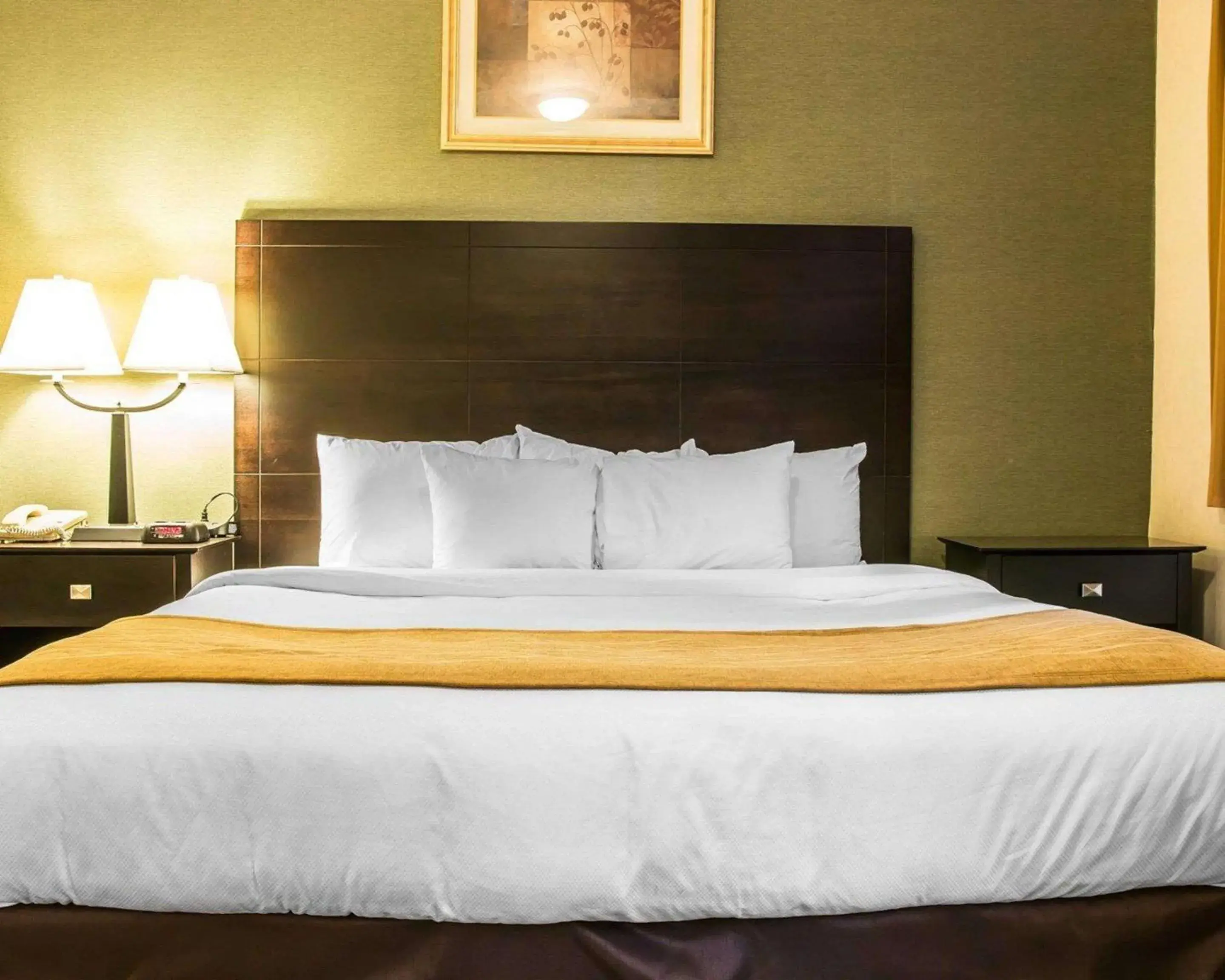 Bedroom, Bed in Comfort Inn Whitehall near Michigan's Adventure Bedroom, Bed in Comfort Inn Whitehall near Michigan's Adventure