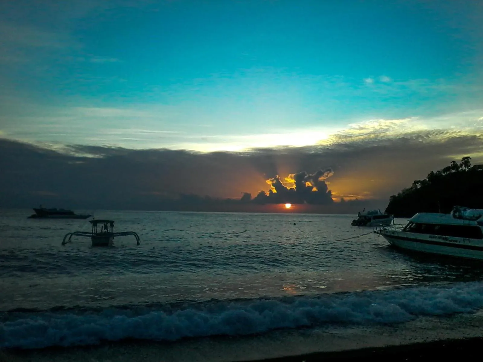 COCONUT BEACH BUNGALOWs & WARUNG 2