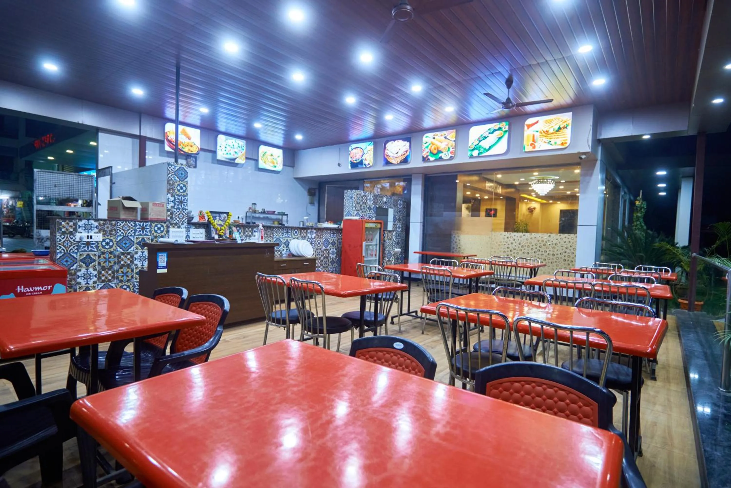 Restaurant/places to eat in Sai Vidisha Palace