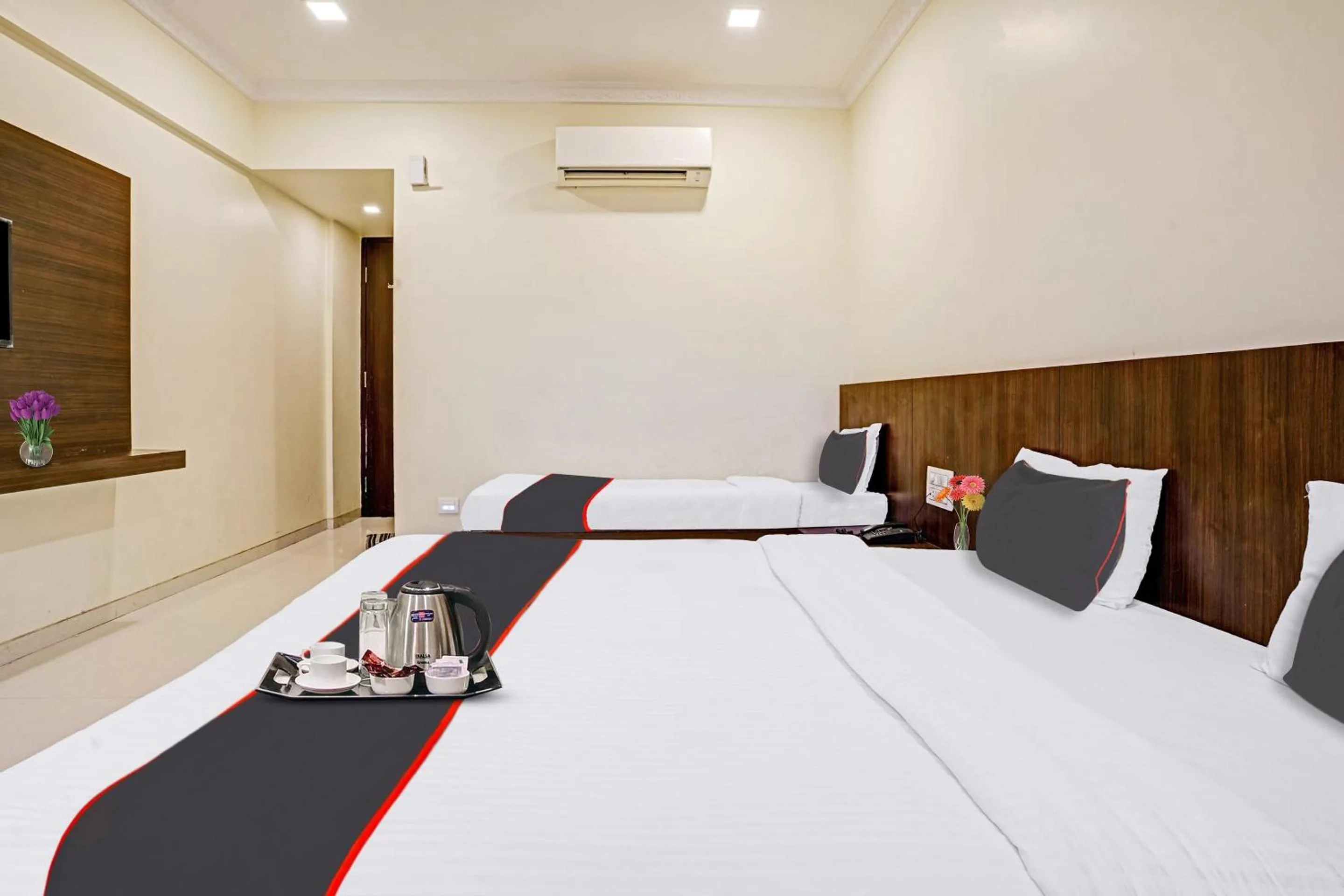 Photo of the whole room, Bed in Sai Vidisha Palace