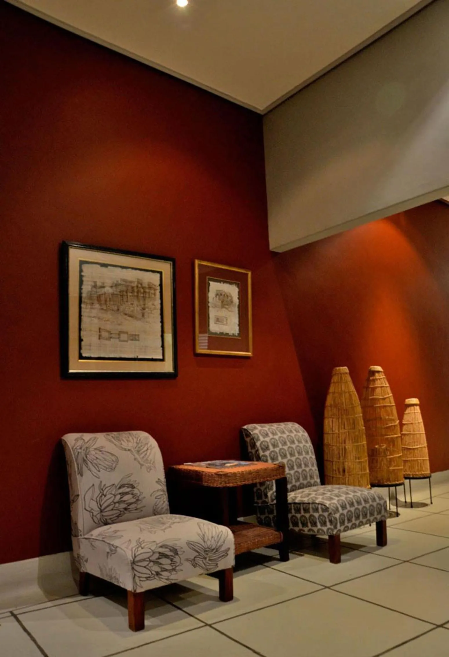 Communal lounge/ TV room in Tingala Lodge - Bed in the Bush