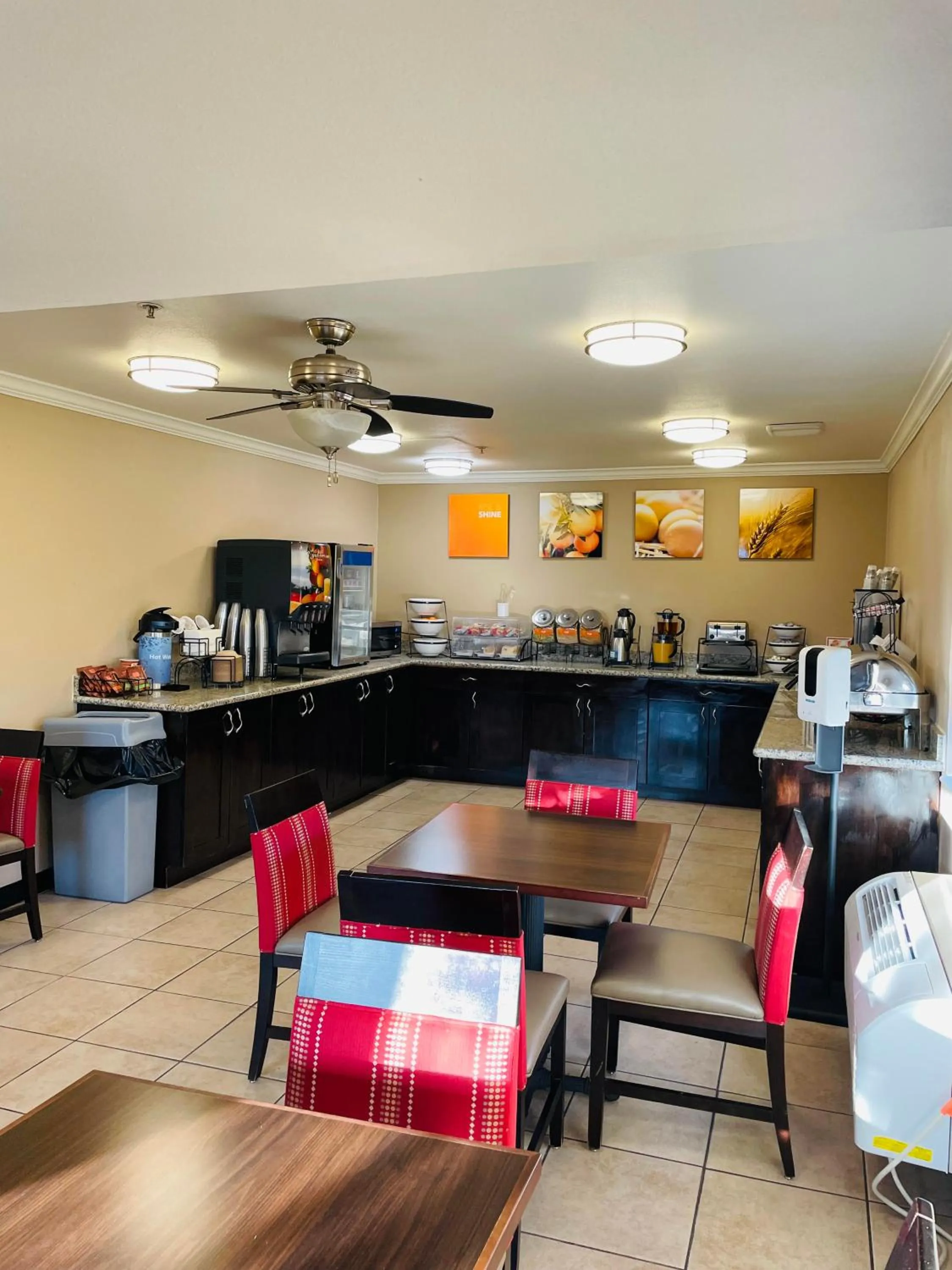 Dining area in Comfort Inn Ellensburg