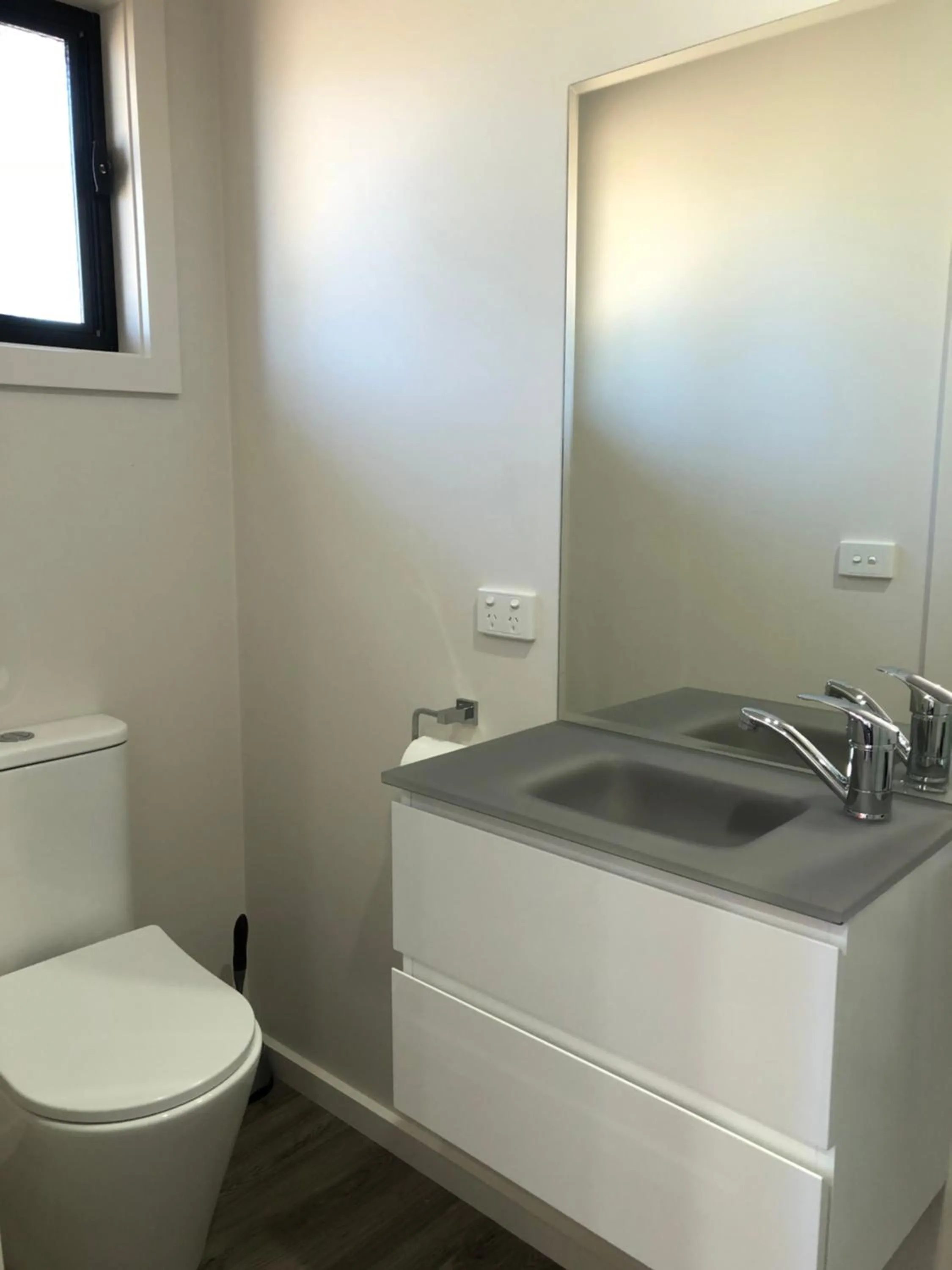 Bathroom in Acacia Caravan Park & Holiday Units