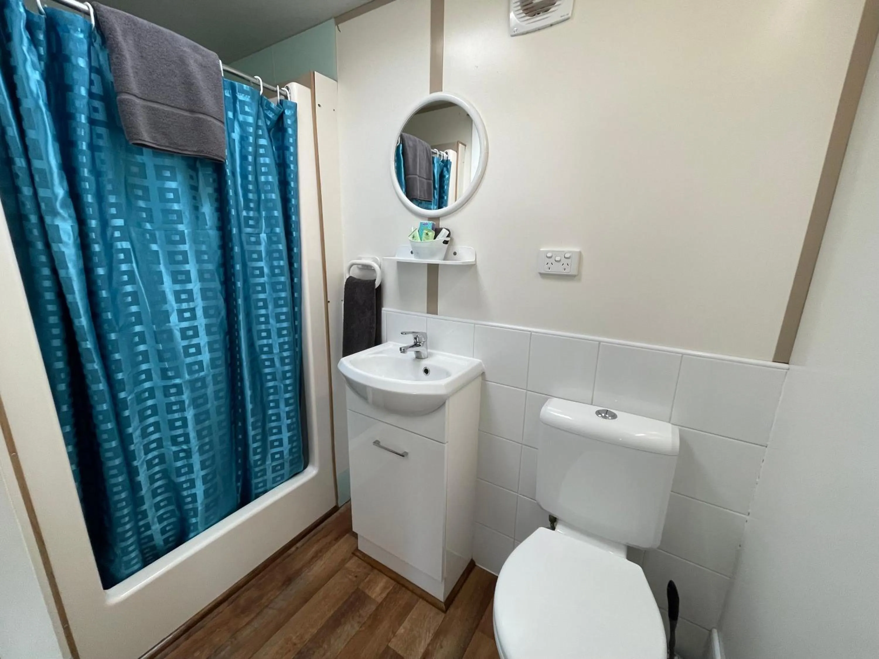 Bathroom in Acacia Caravan Park & Holiday Units