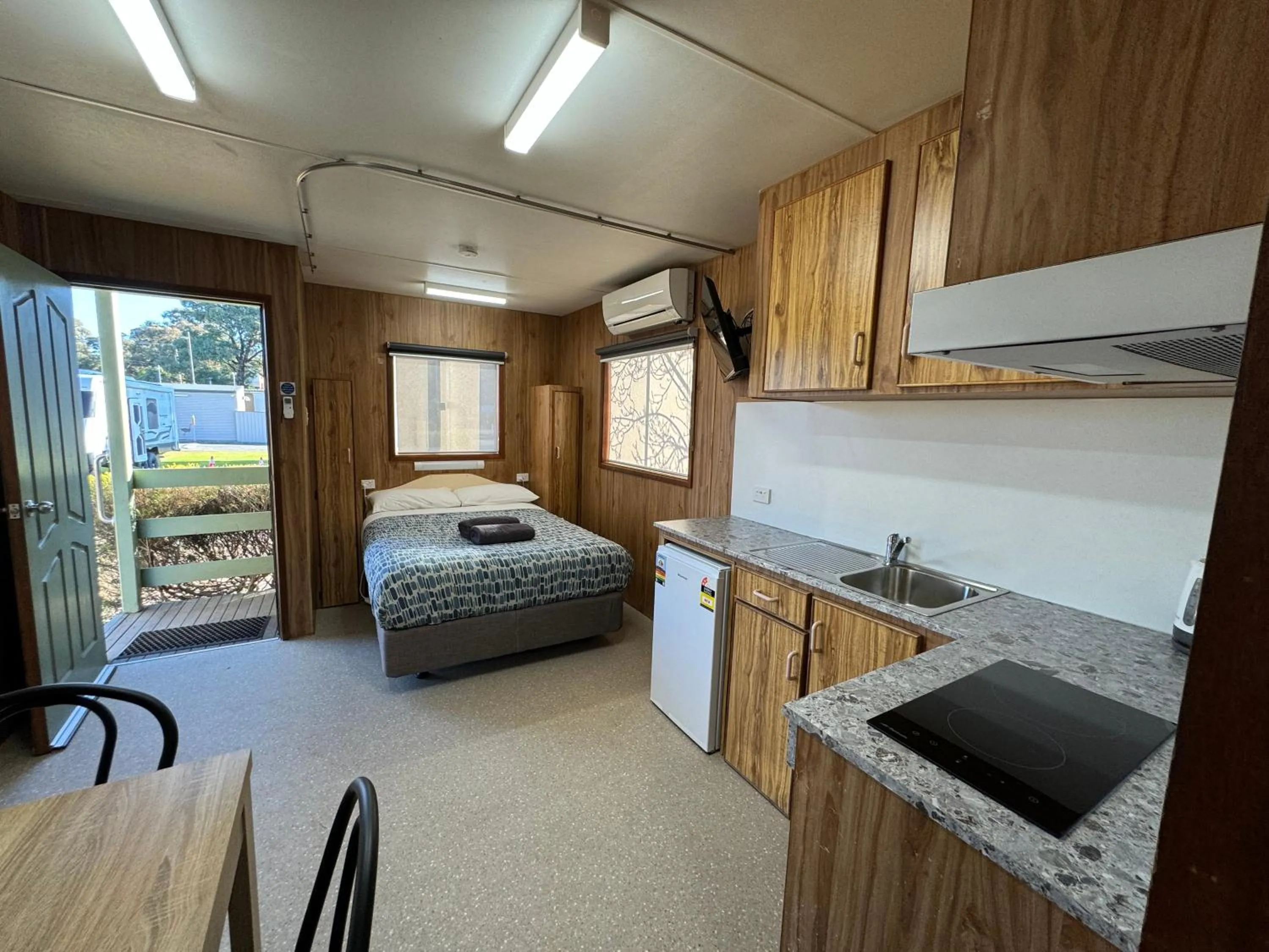 pet friendly, Bed in Acacia Caravan Park & Holiday Units