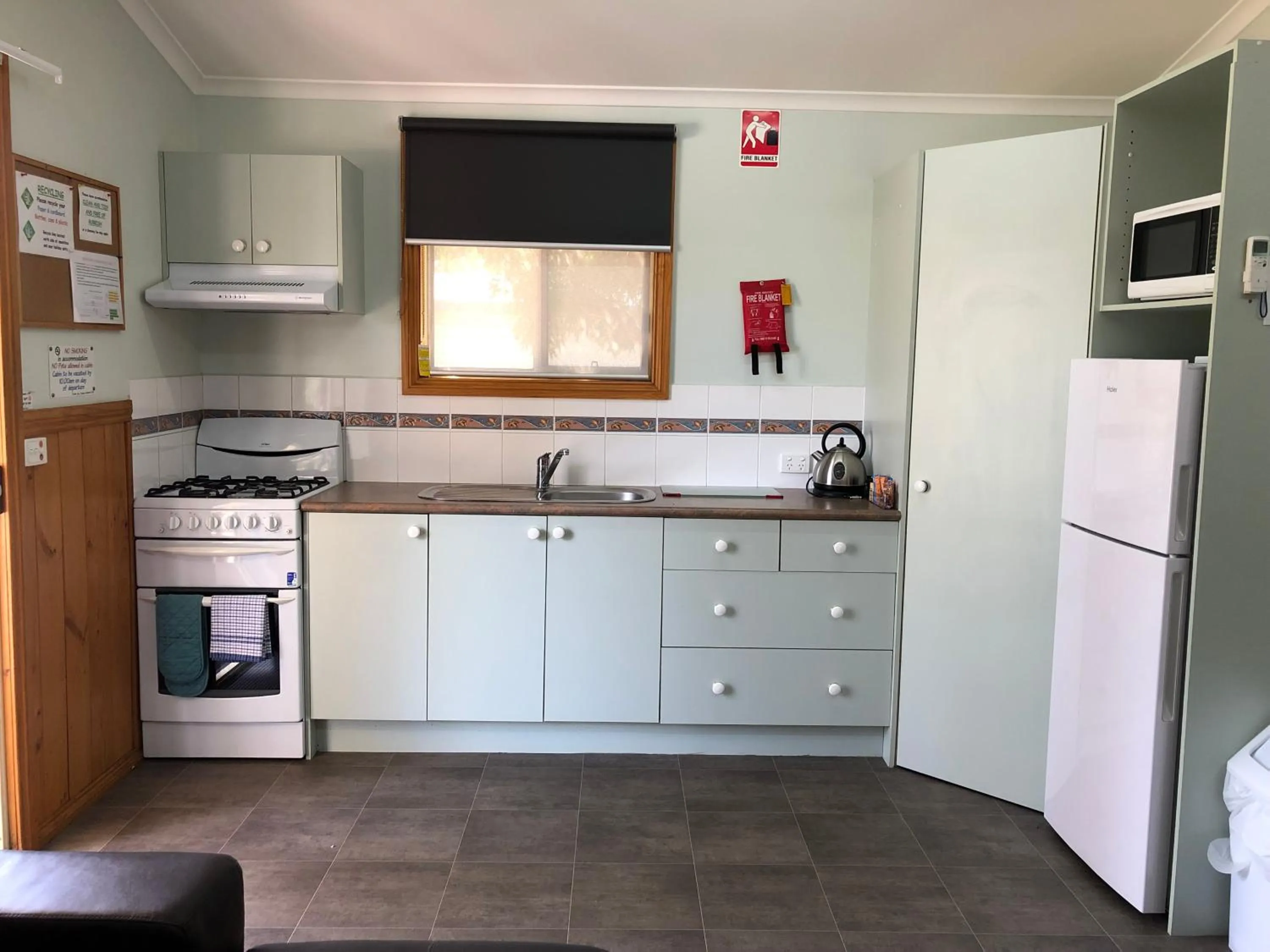 Kitchen or kitchenette in Acacia Caravan Park & Holiday Units