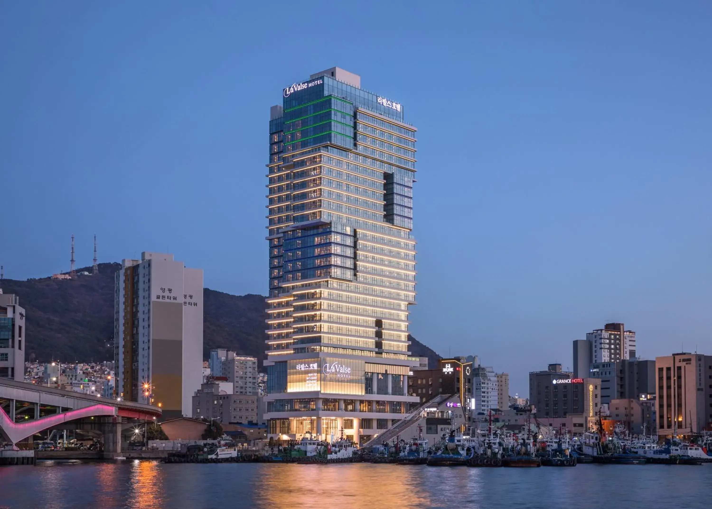 Facade/entrance in Lavalse Hotel Facade/entrance in Lavalse Hotel