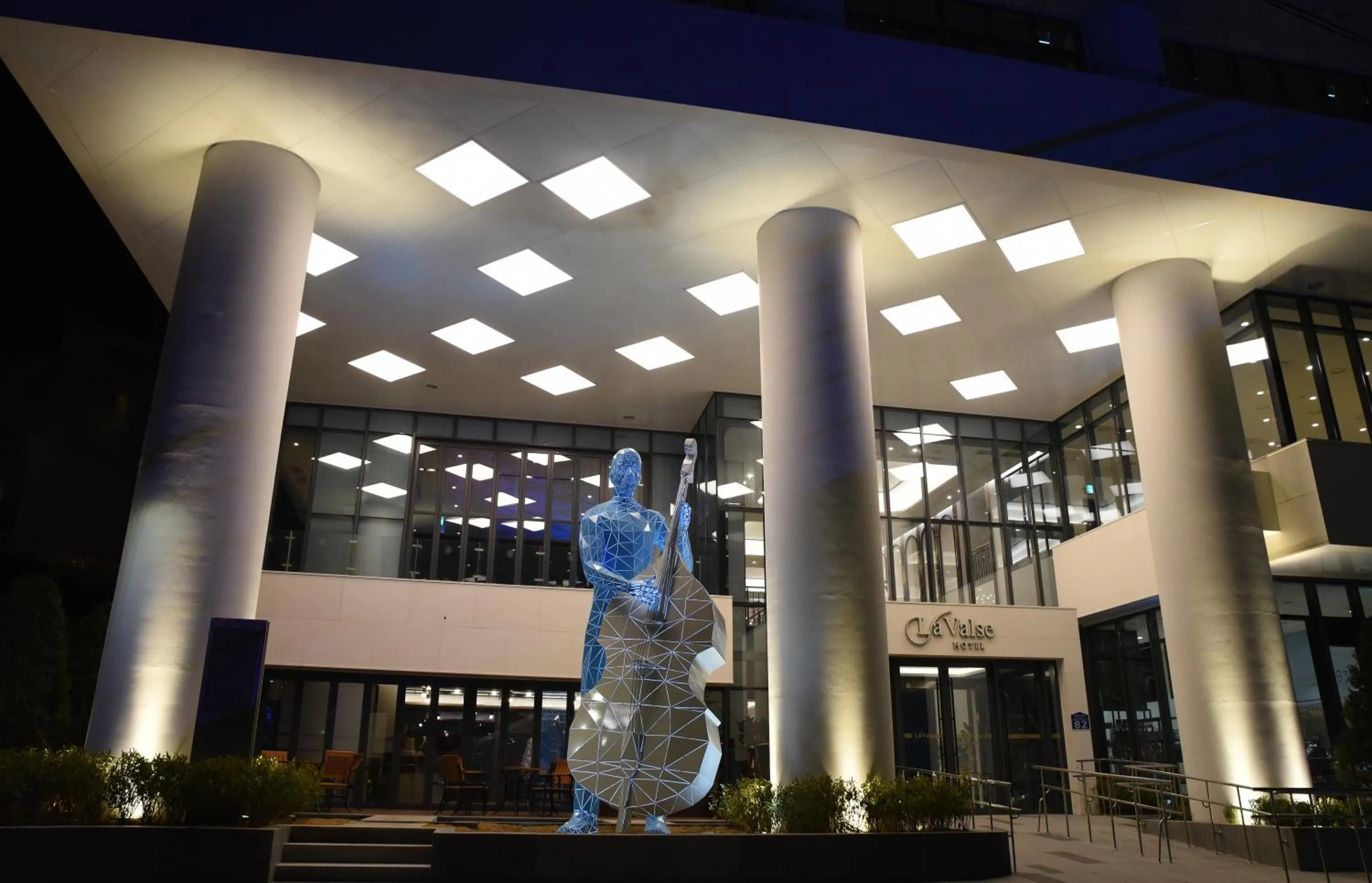 Facade/entrance in Lavalse Hotel