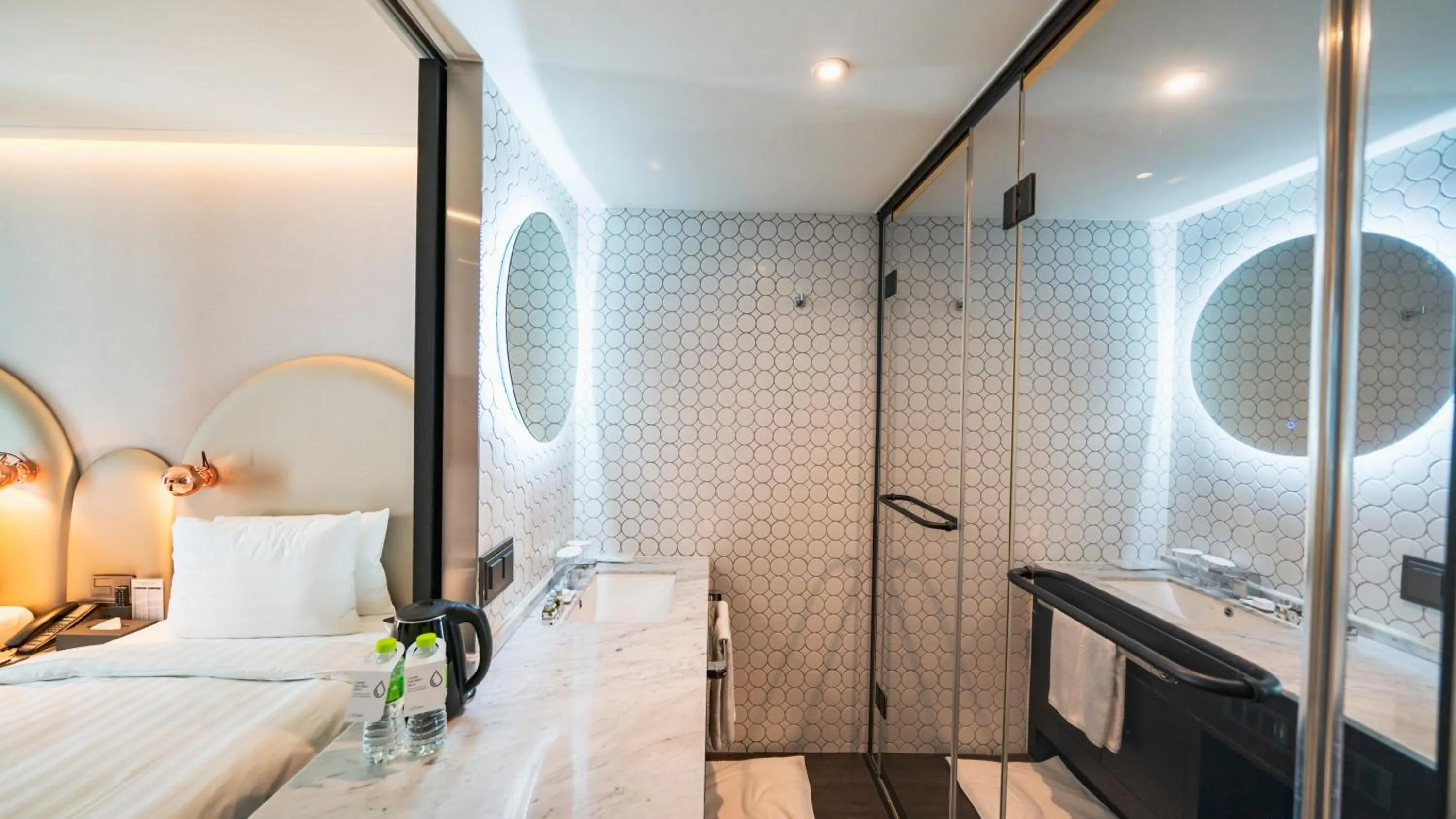 Bathroom, Bed in Lavalse Hotel