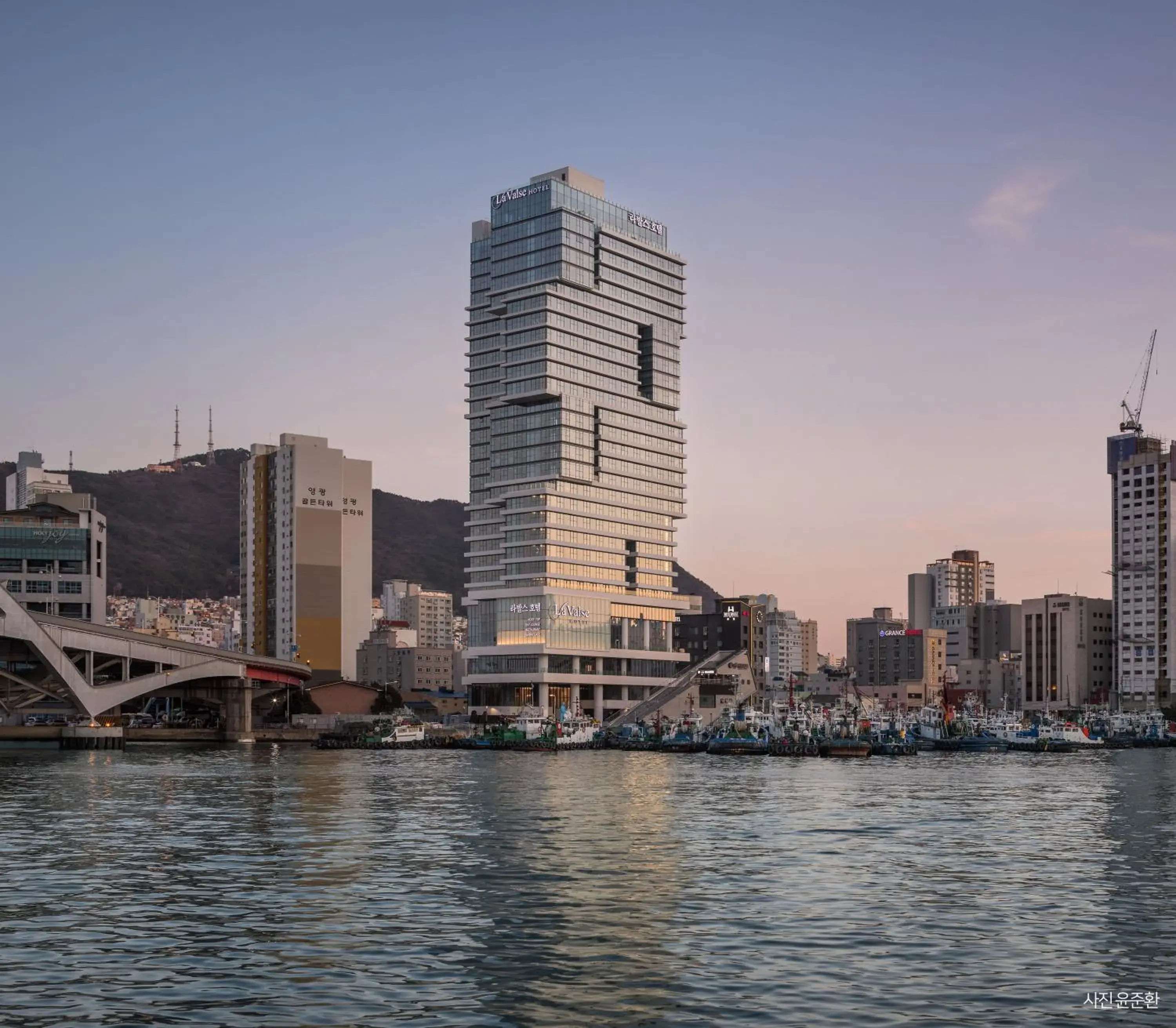 Facade/entrance in Lavalse Hotel Facade/entrance in Lavalse Hotel
