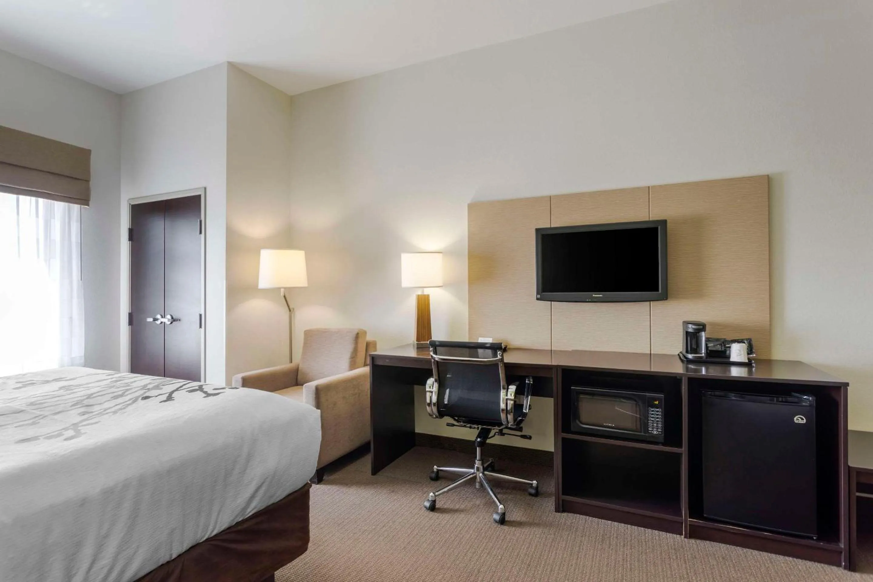 Bedroom, Bed in Sleep Inn & Suites Cave City