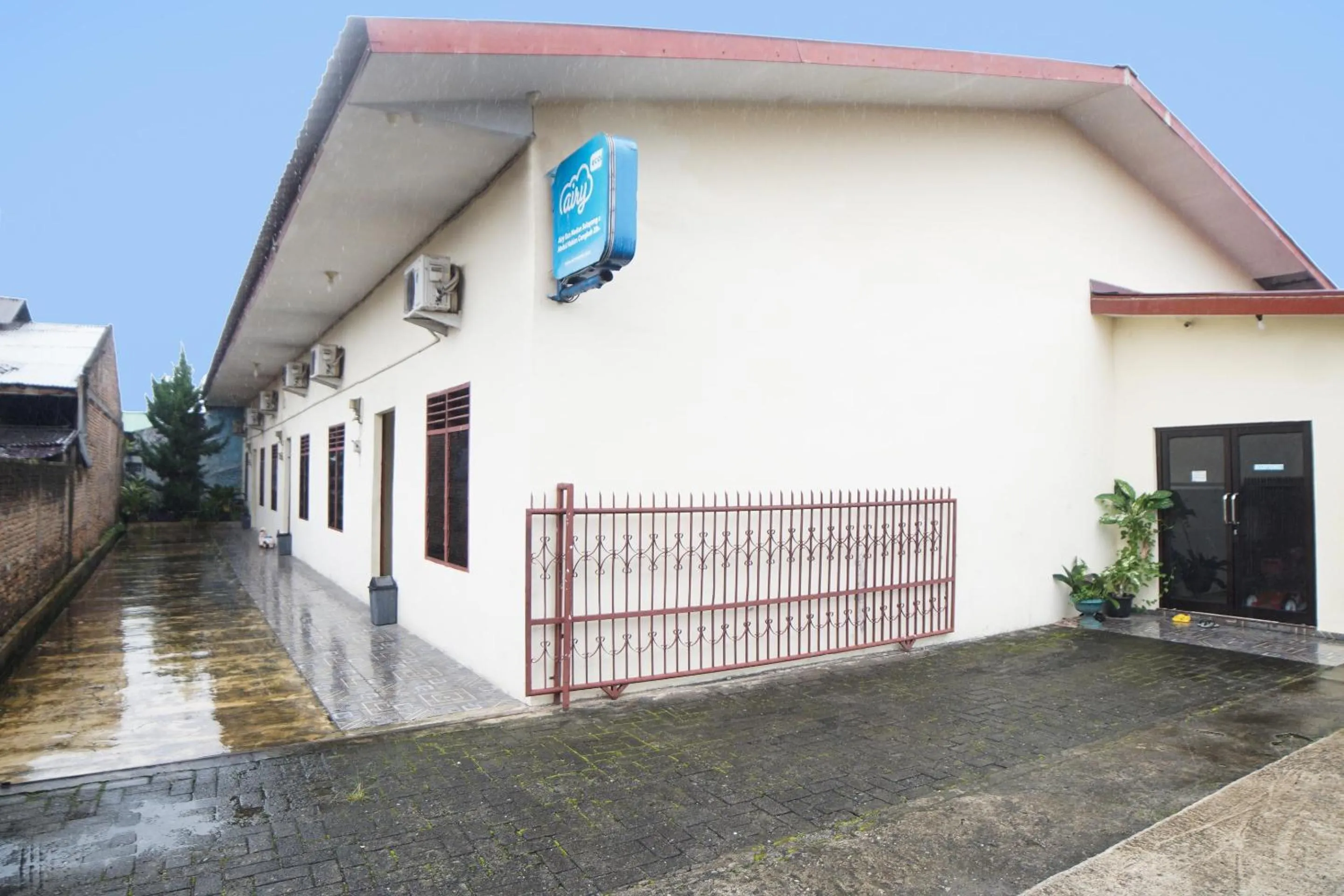 Facade/entrance in Hotel O Sky Residence Cengkeh