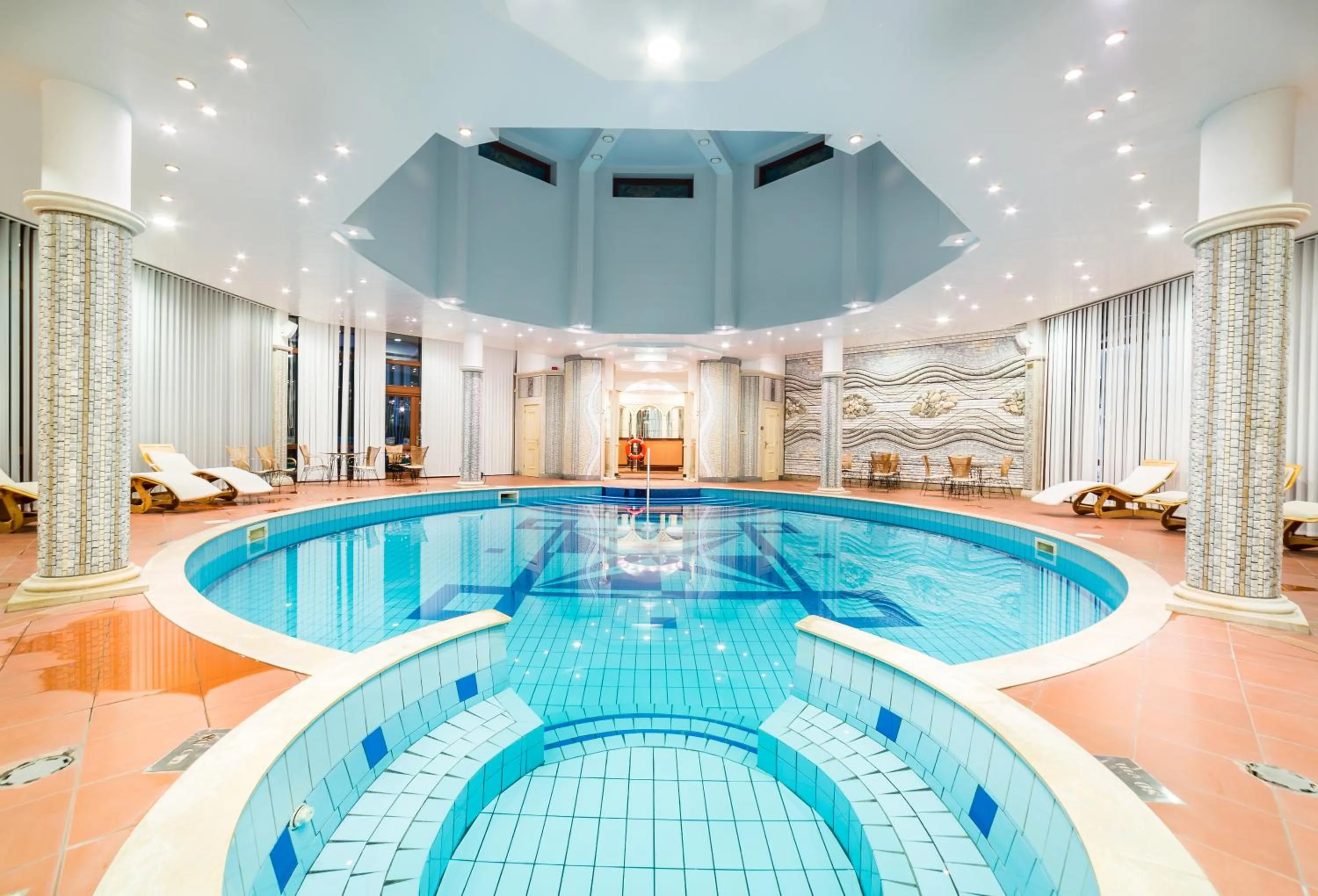 Swimming pool in Helena Sands