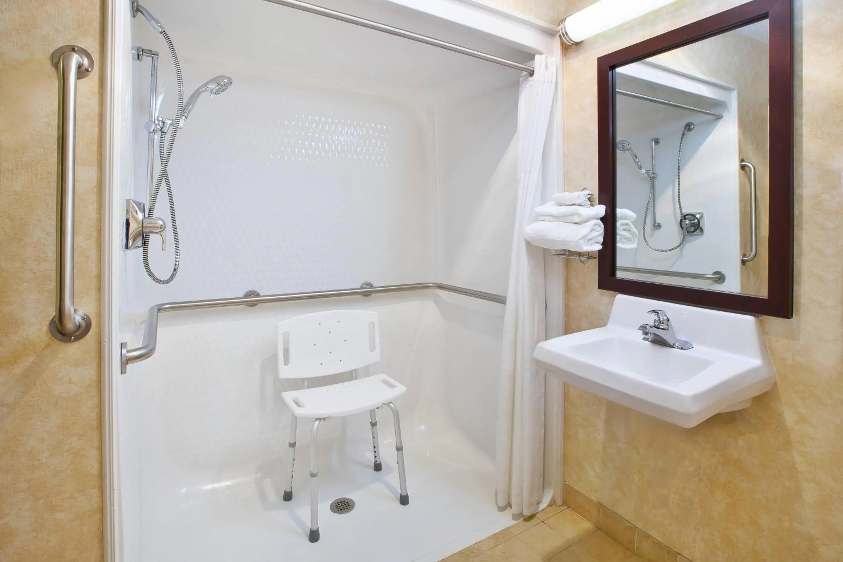 Bedroom in Quality Inn Marshall near I-69